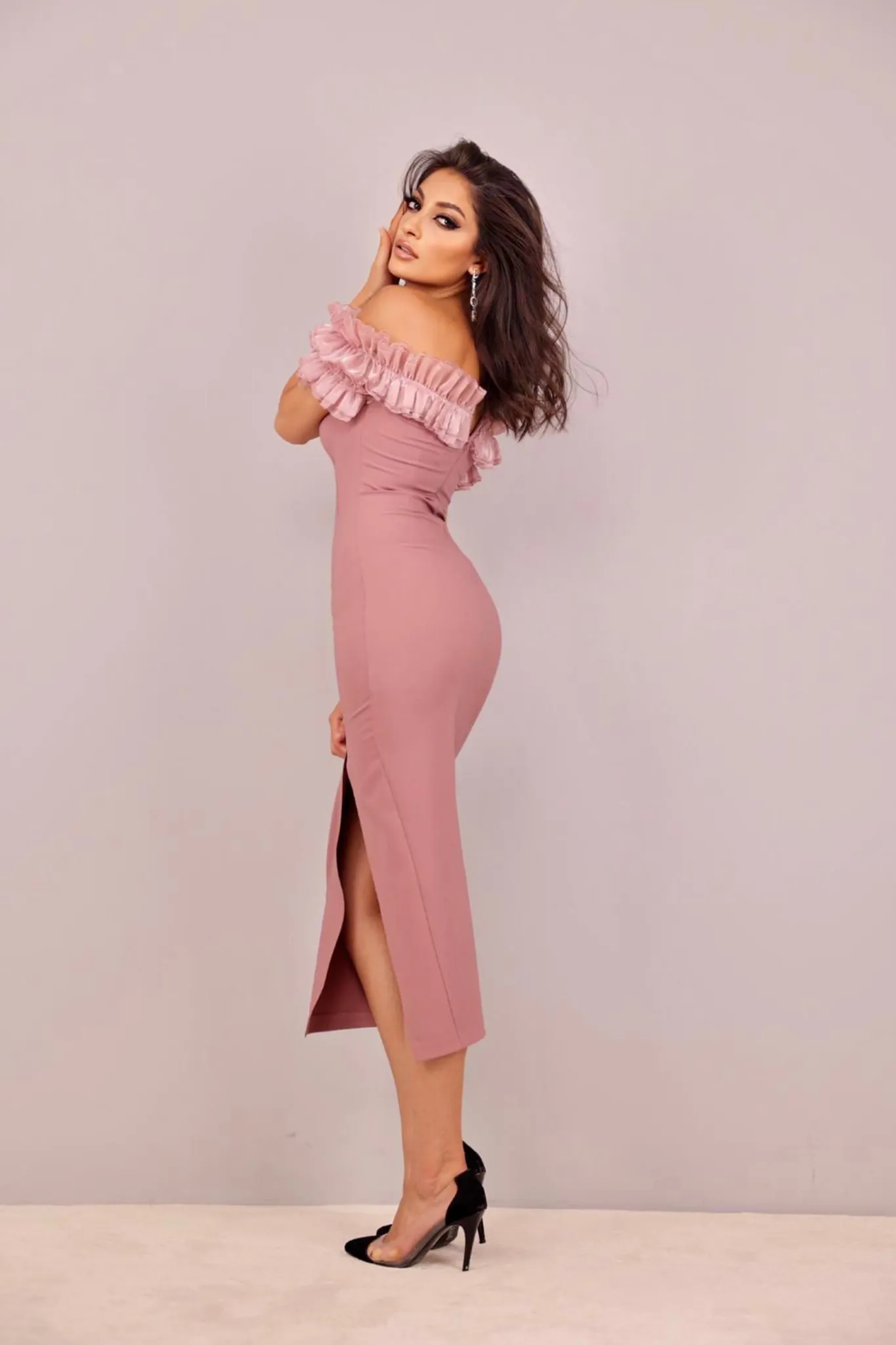 Abito aderente lunghezza midi rosa cipria con scollo a barchetta rifinito da volants in organza
