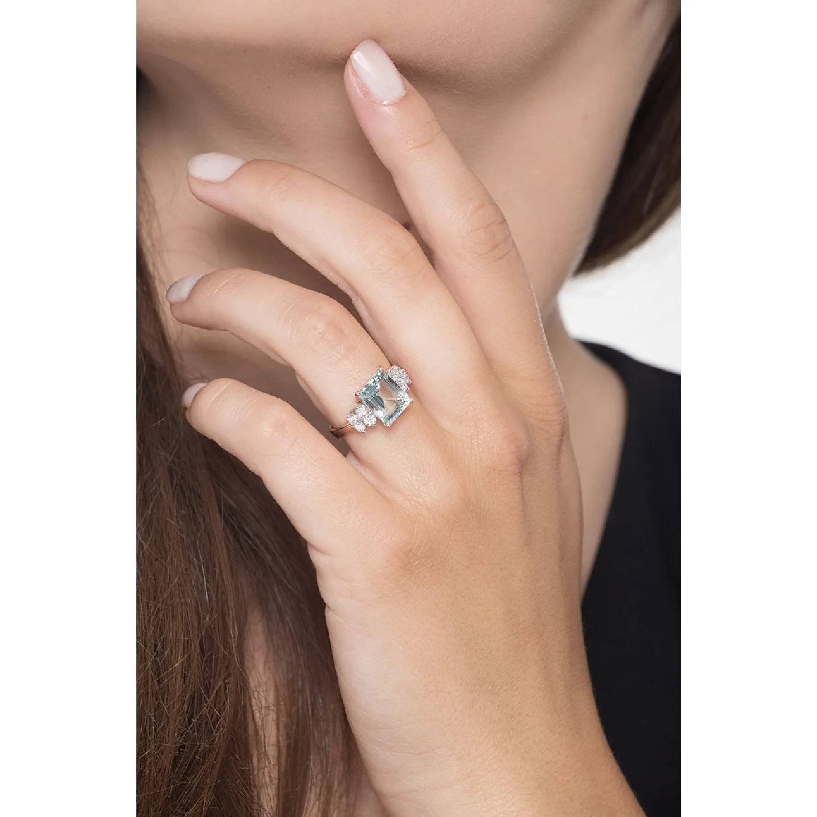 Anello in Oro bianco 18k con Acquamarina ottagonale e 4 diamanti per lato