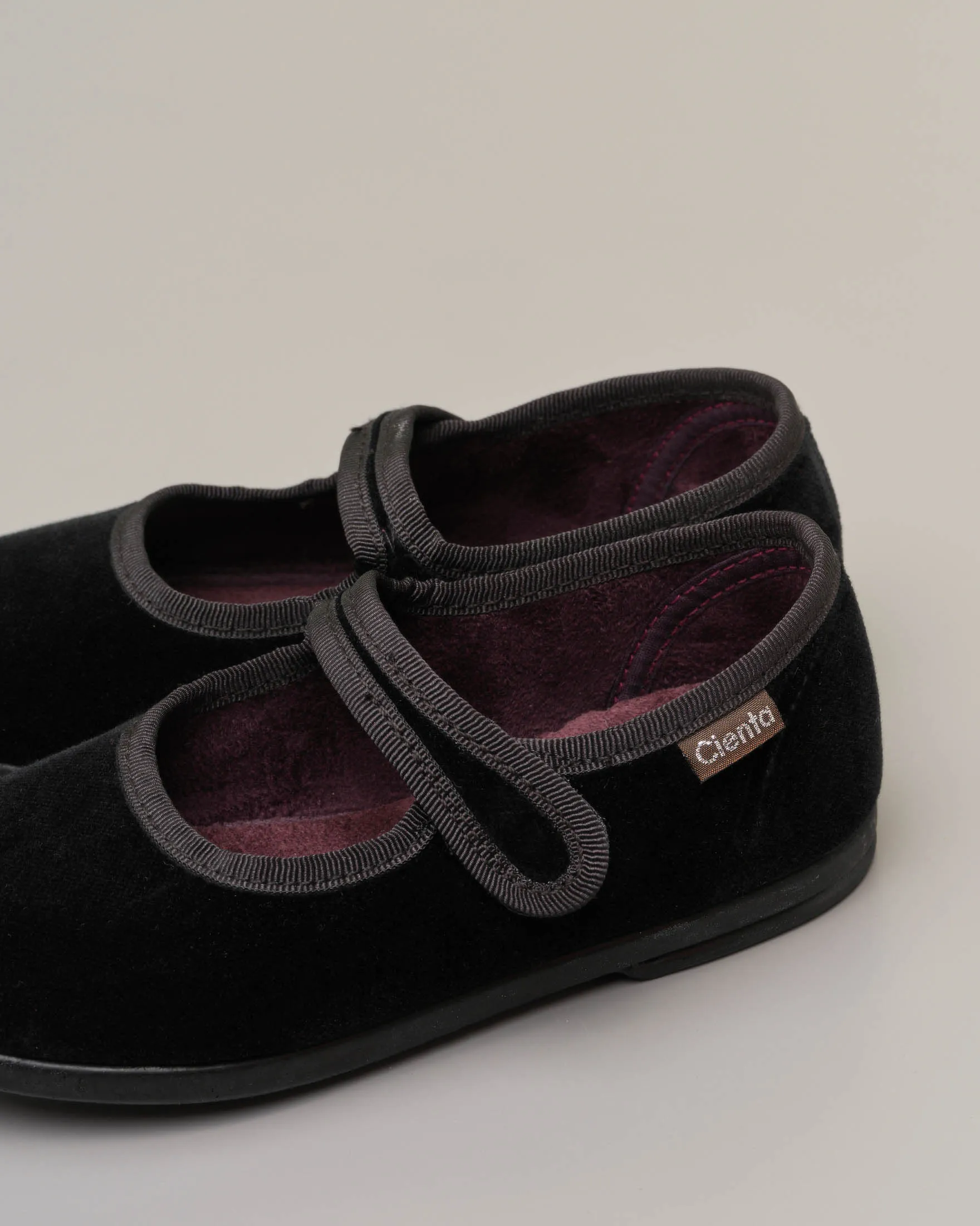 Ballerine in velluto nero con cinturino 31-33