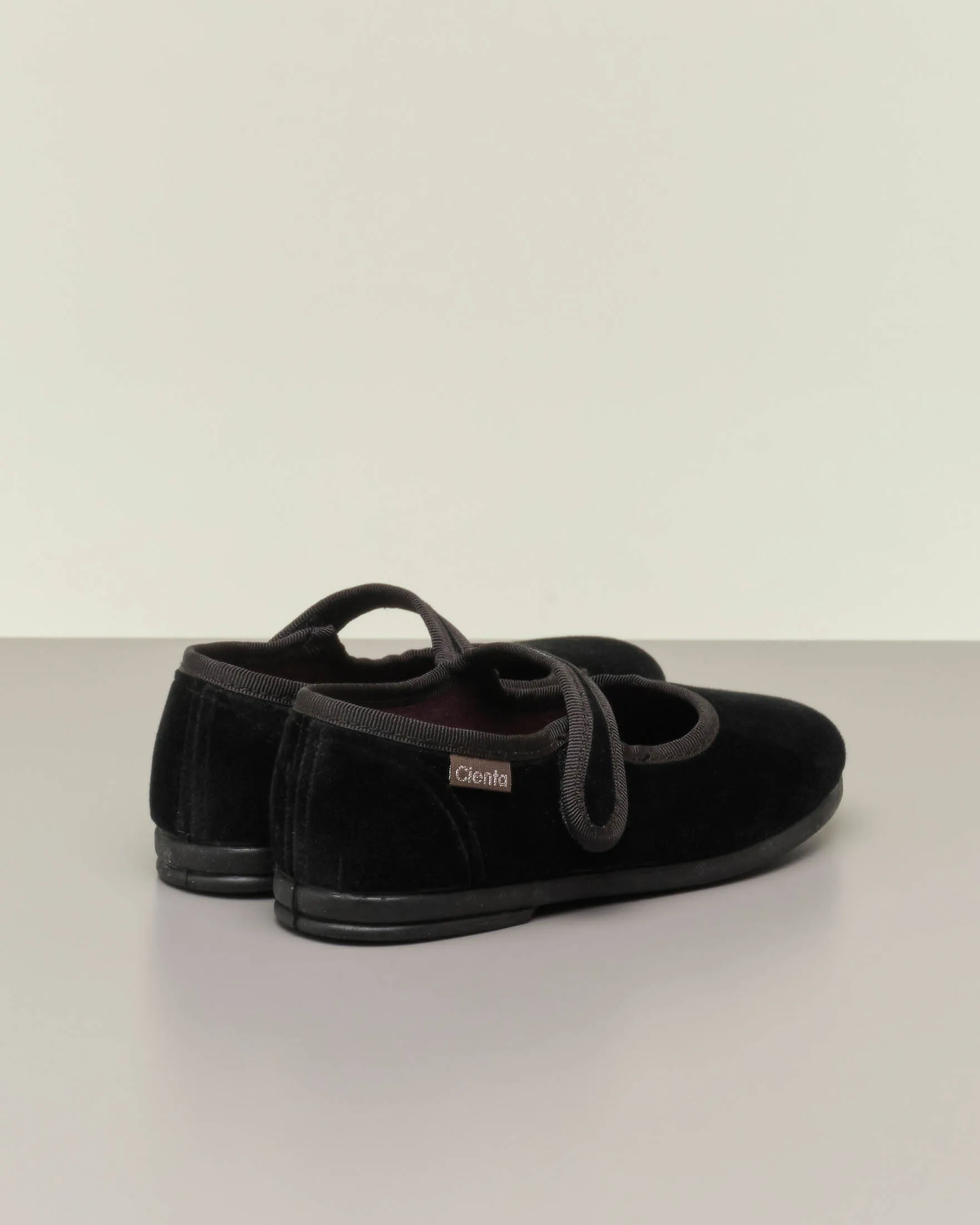 Ballerine in velluto nero con cinturino 31-33