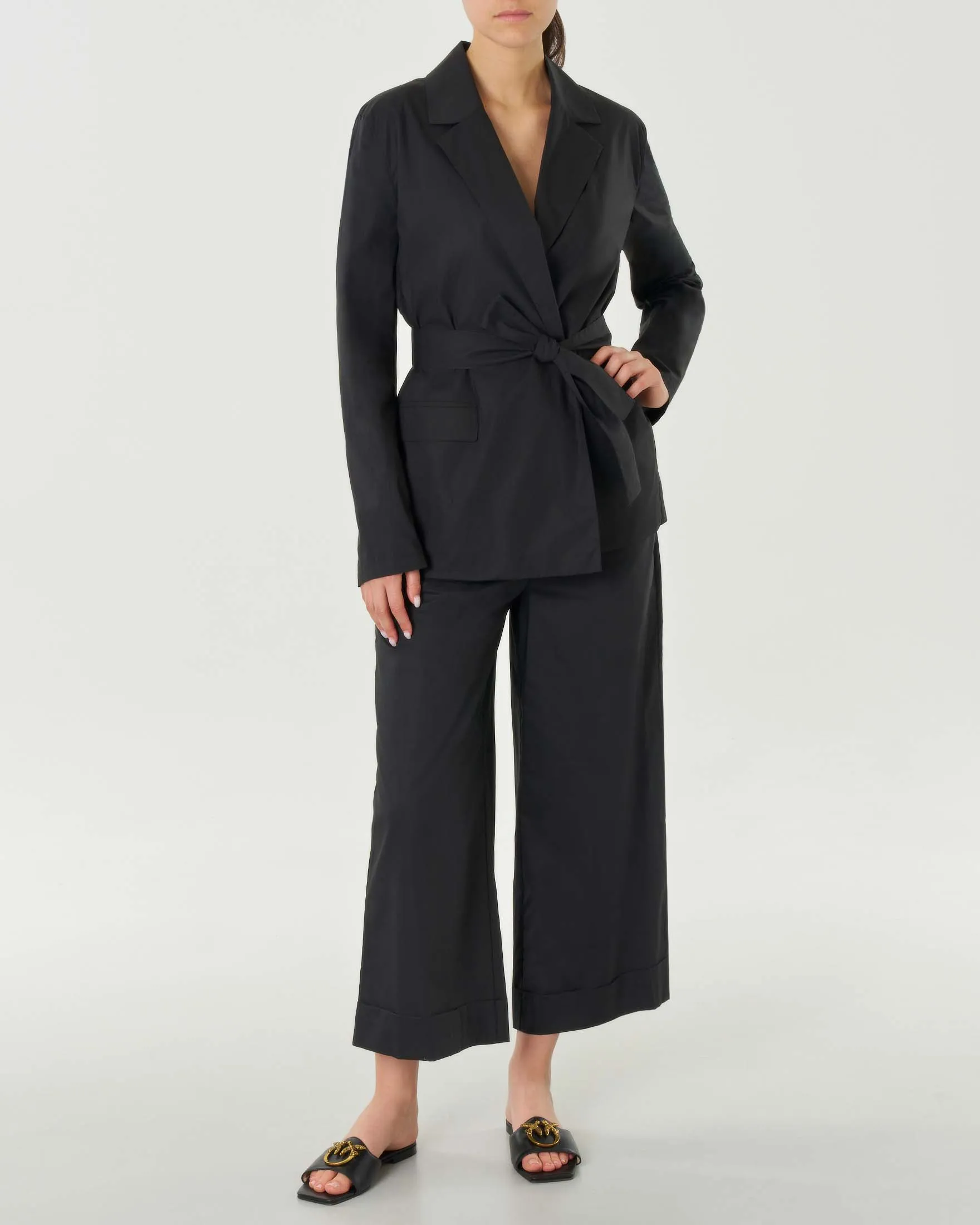 Blazer nero in popeline di cotone con cintura in vita e tasche laterali con patta