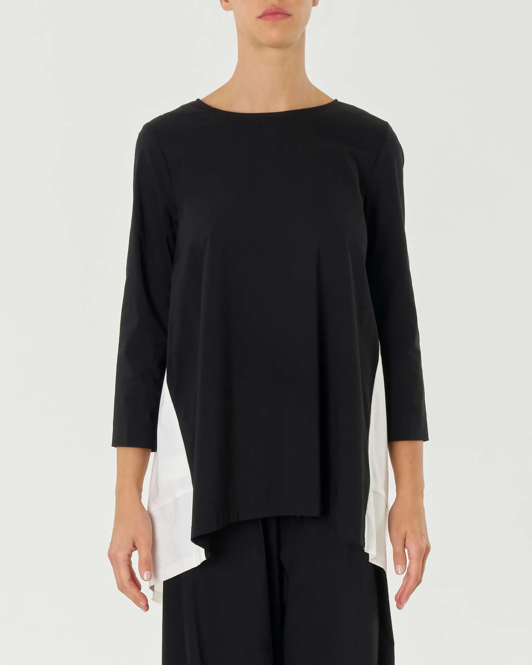 Blusa over nera in bengalina di viscosa stretch con carrè posteriore di colore bianco