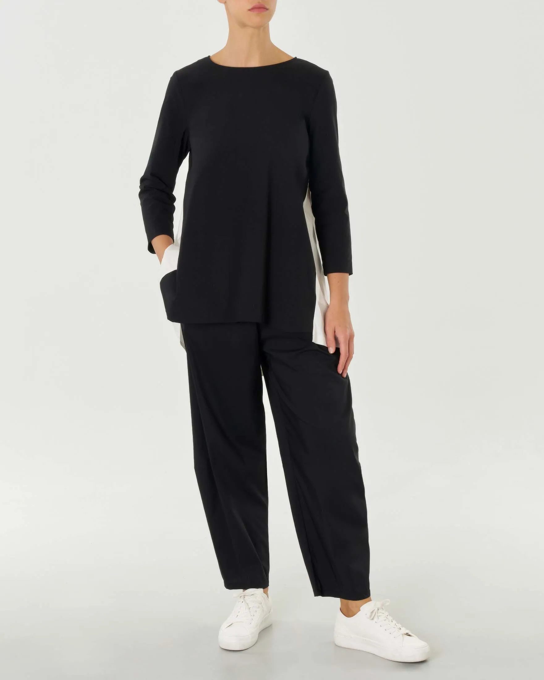 Blusa over nera in bengalina di viscosa stretch con carrè posteriore di colore bianco