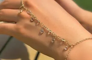 Bracciale elegante con strass, colore oro.