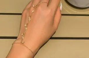 Bracciale elegante con strass, colore oro.