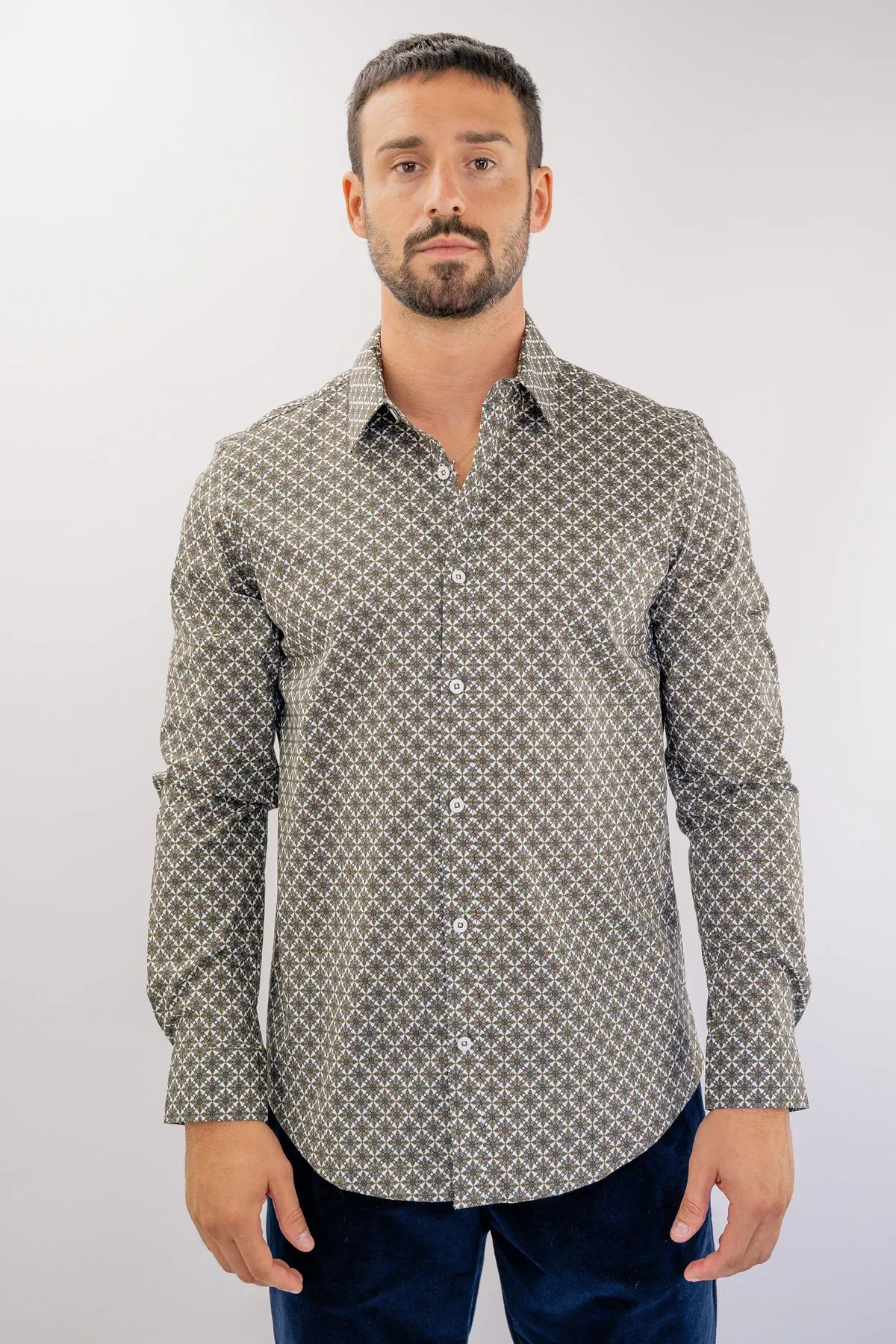 Camicia in fantasia astratta