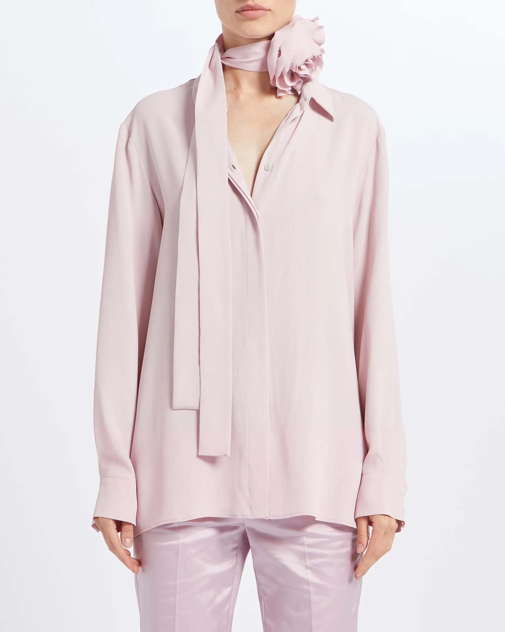 Camicia rosa cipria in misto seta con applicazione floreale sul collo