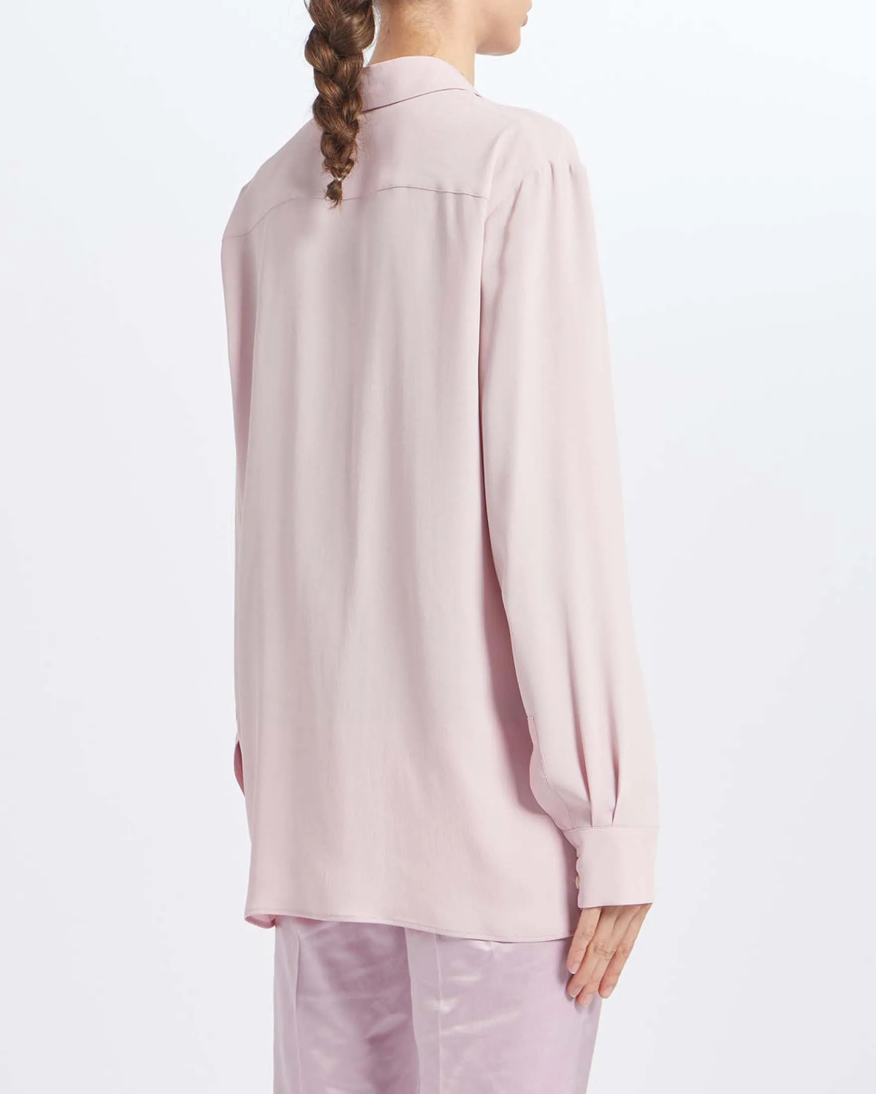 Camicia rosa cipria in misto seta con applicazione floreale sul collo