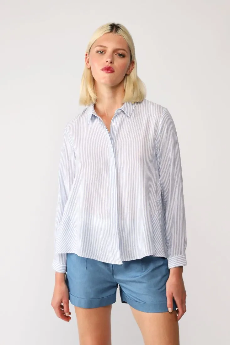Camicia svasata a righe con abbottonatura nascosta