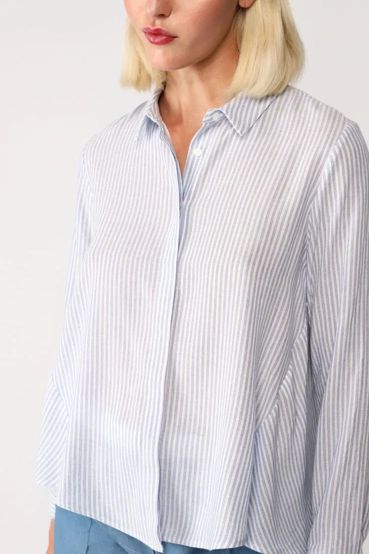 Camicia svasata a righe con abbottonatura nascosta