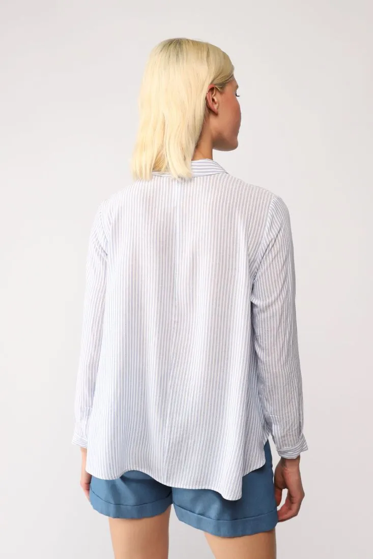 Camicia svasata a righe con abbottonatura nascosta