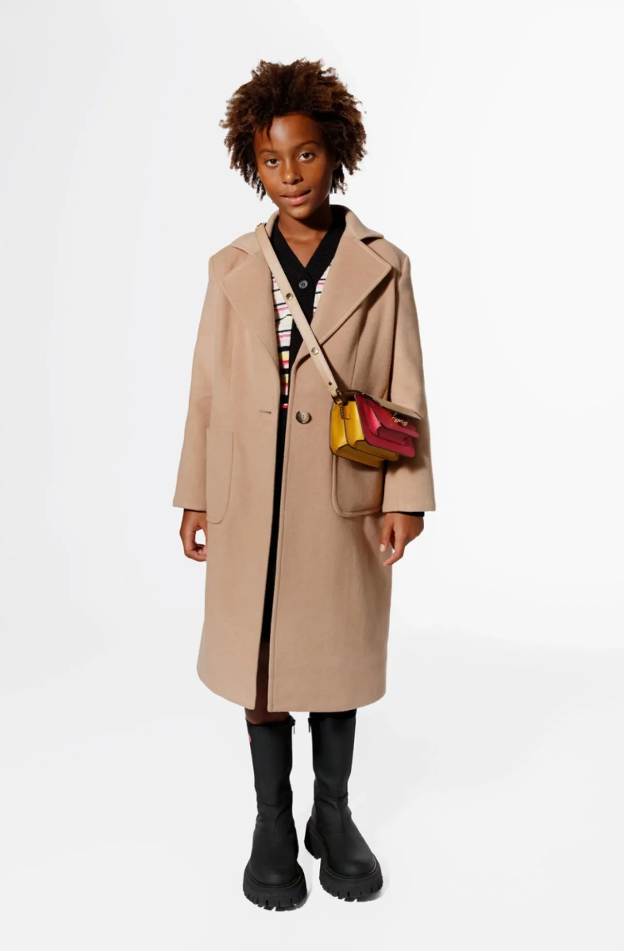 Cappotto nocciola con cintura per bambina