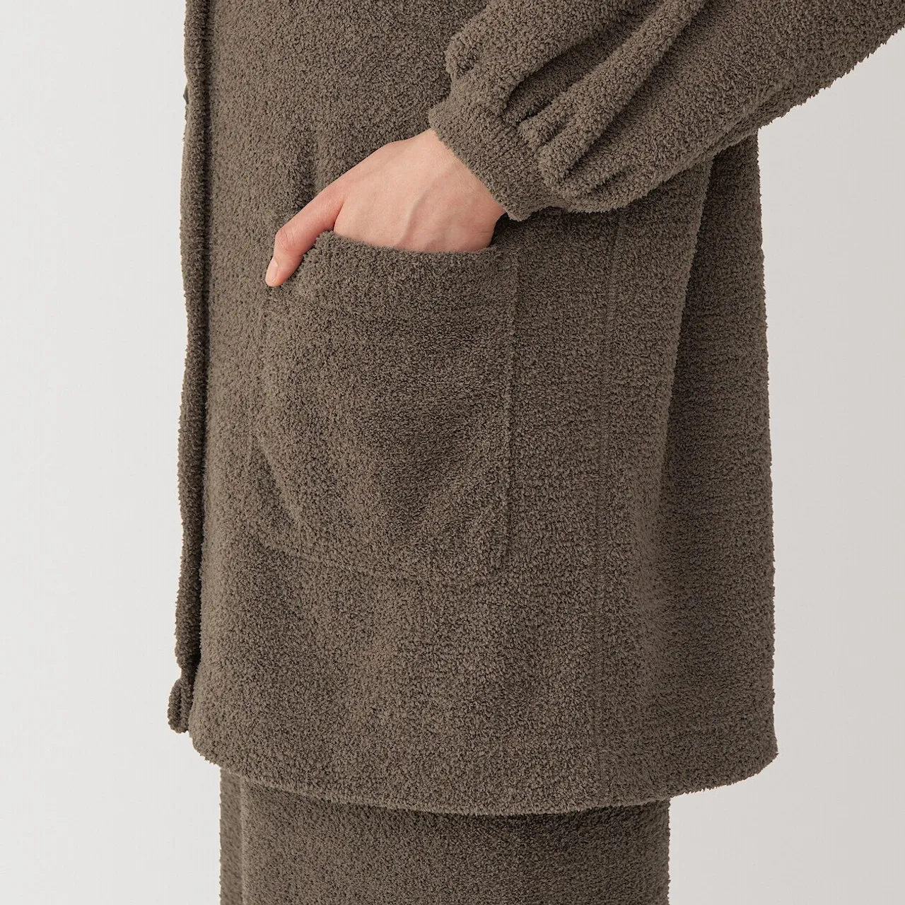 Cardigan in pile lavorato a maglia liscia da donna