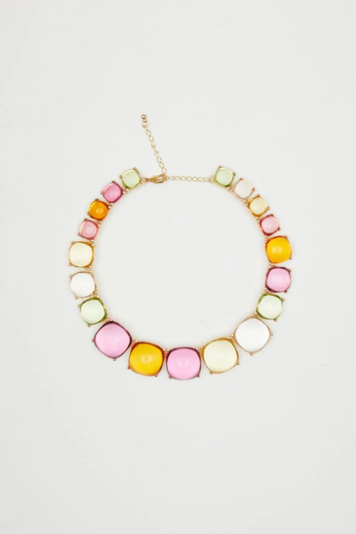 Collana con pietre in resina