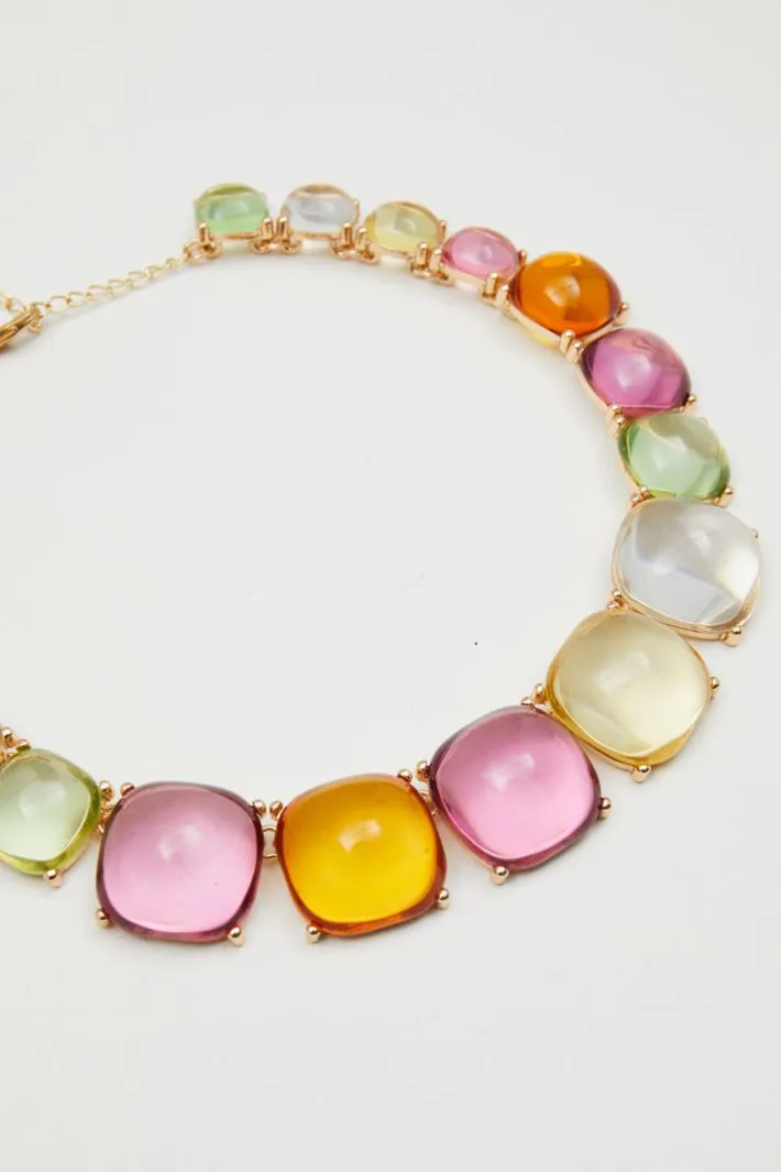 Collana con pietre in resina