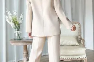 Completo giacca e pantaloni eleganti con arricciature, beige
