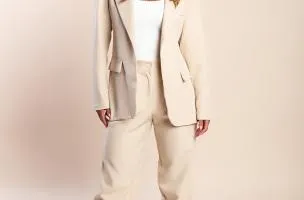 Completo giacca e pantaloni eleganti con arricciature, beige