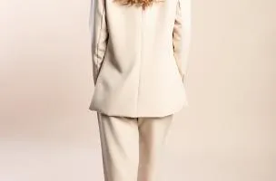 Completo giacca e pantaloni eleganti con arricciature, beige