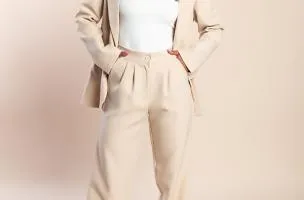 Completo giacca e pantaloni eleganti con arricciature, beige