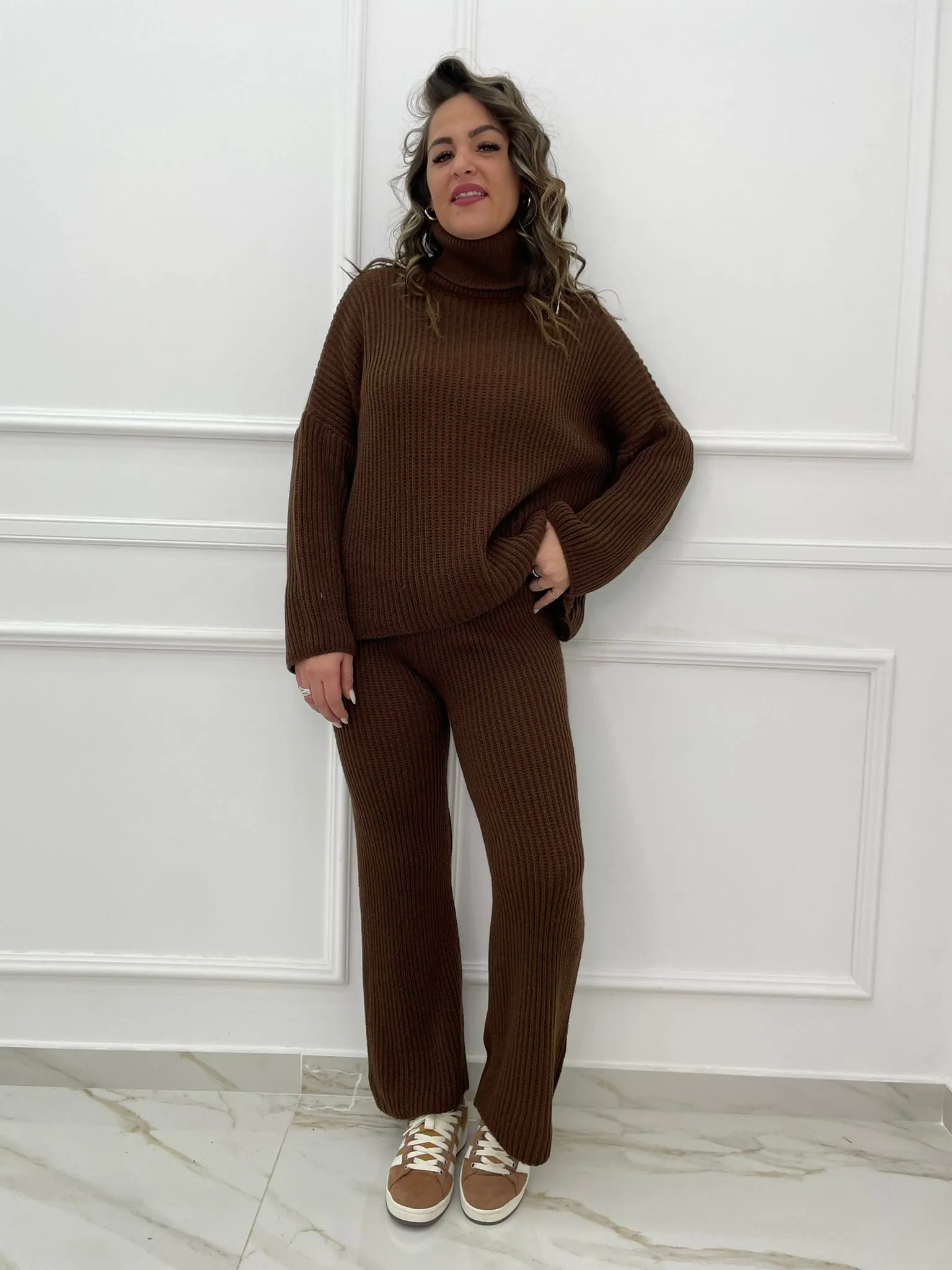 Coordinato in simil lana con maglia over e pantalone a zampa