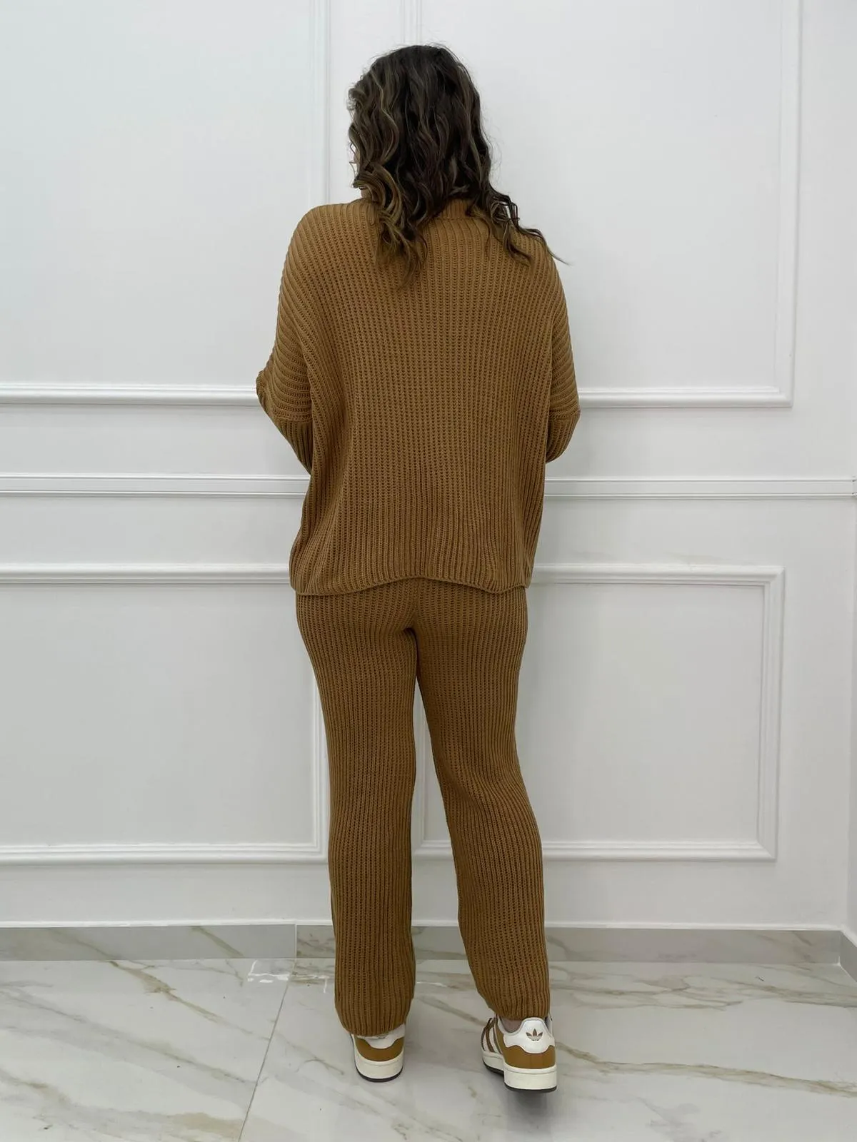 Coordinato in simil lana con maglia over e pantalone a zampa