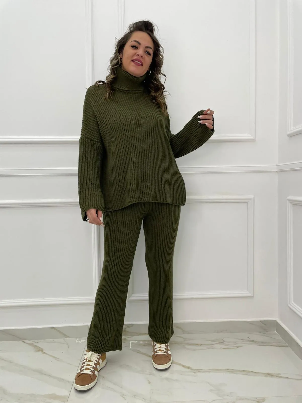 Coordinato in simil lana con maglia over e pantalone a zampa
