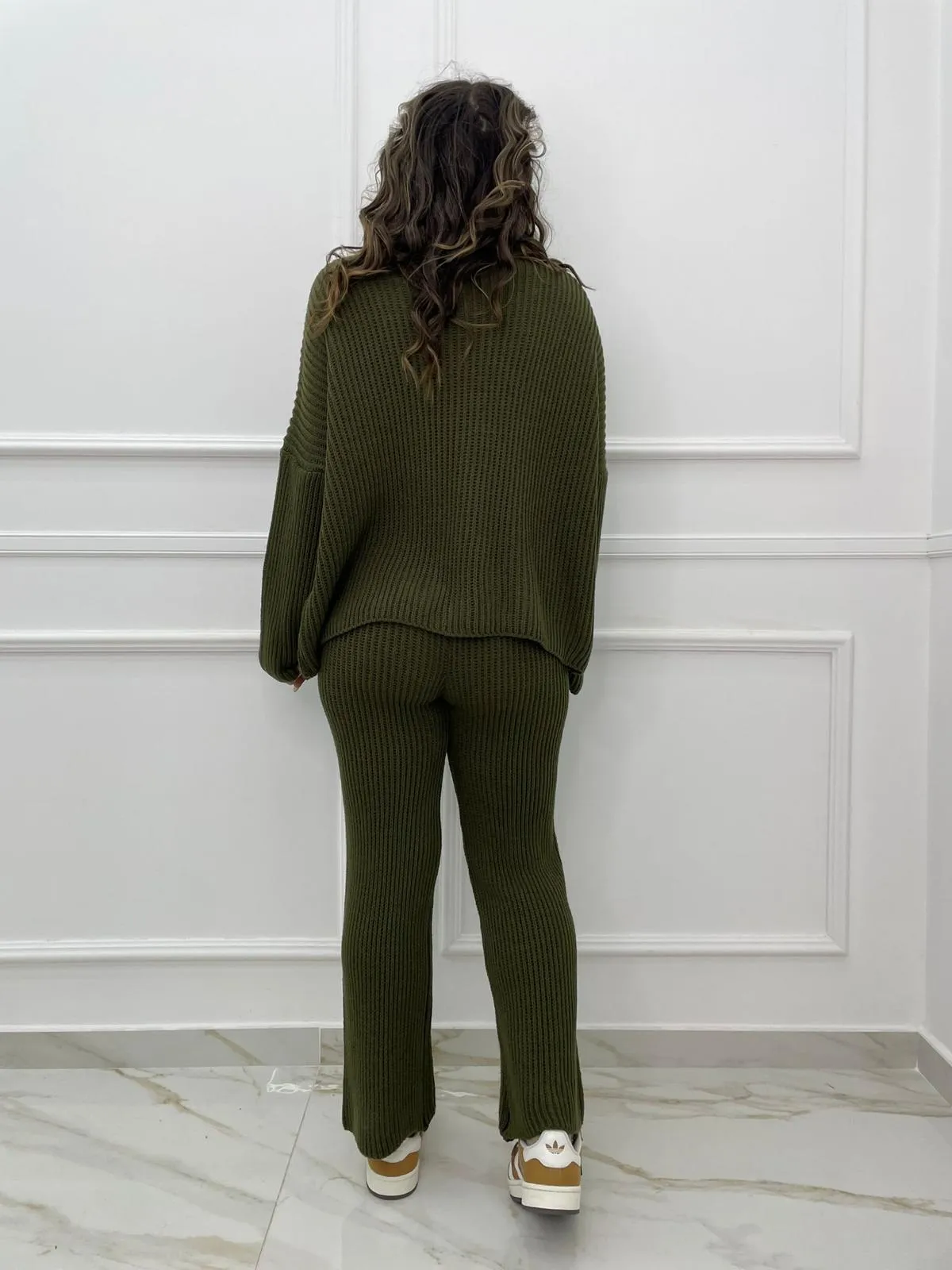 Coordinato in simil lana con maglia over e pantalone a zampa