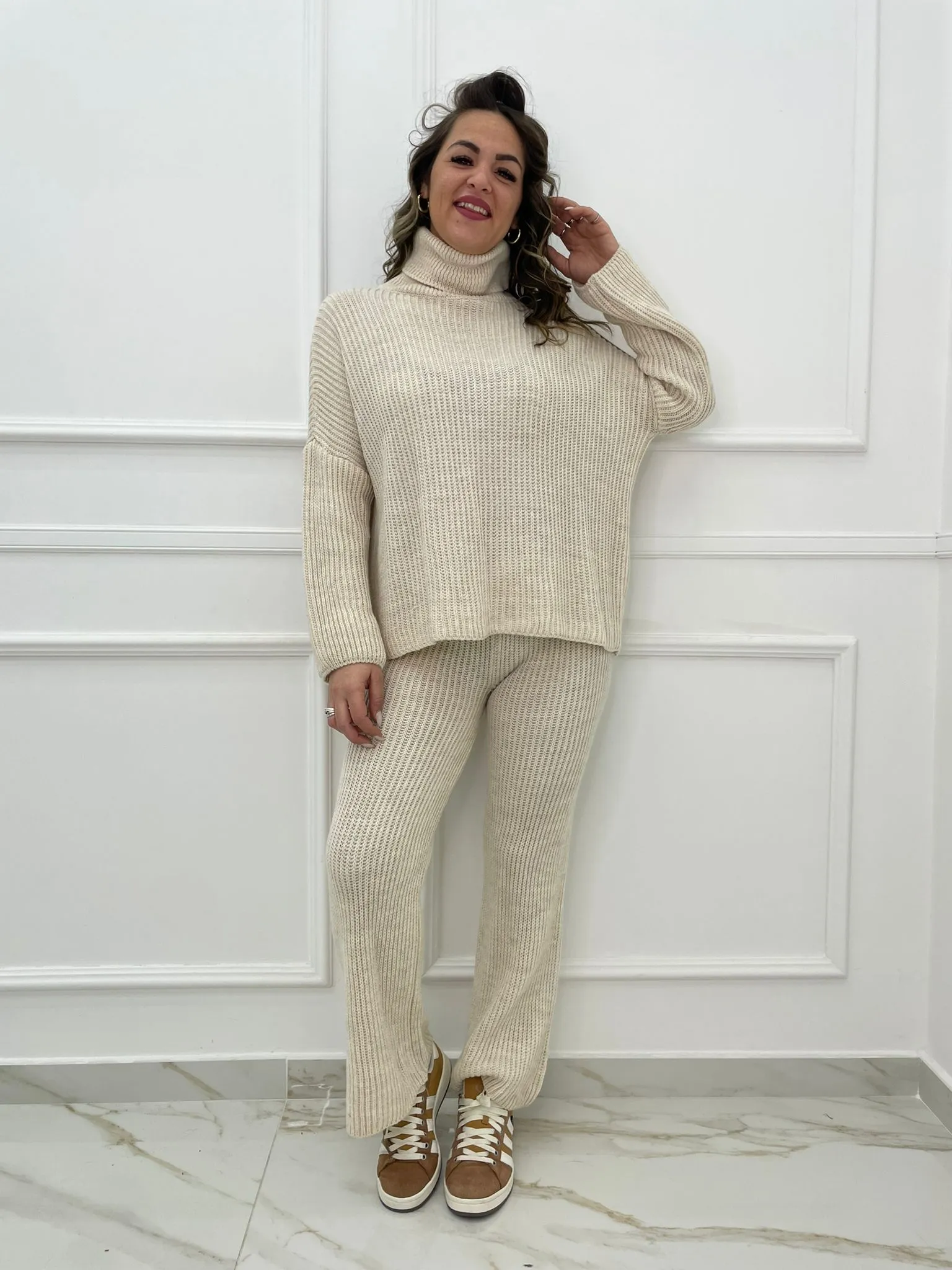 Coordinato in simil lana con maglia over e pantalone a zampa