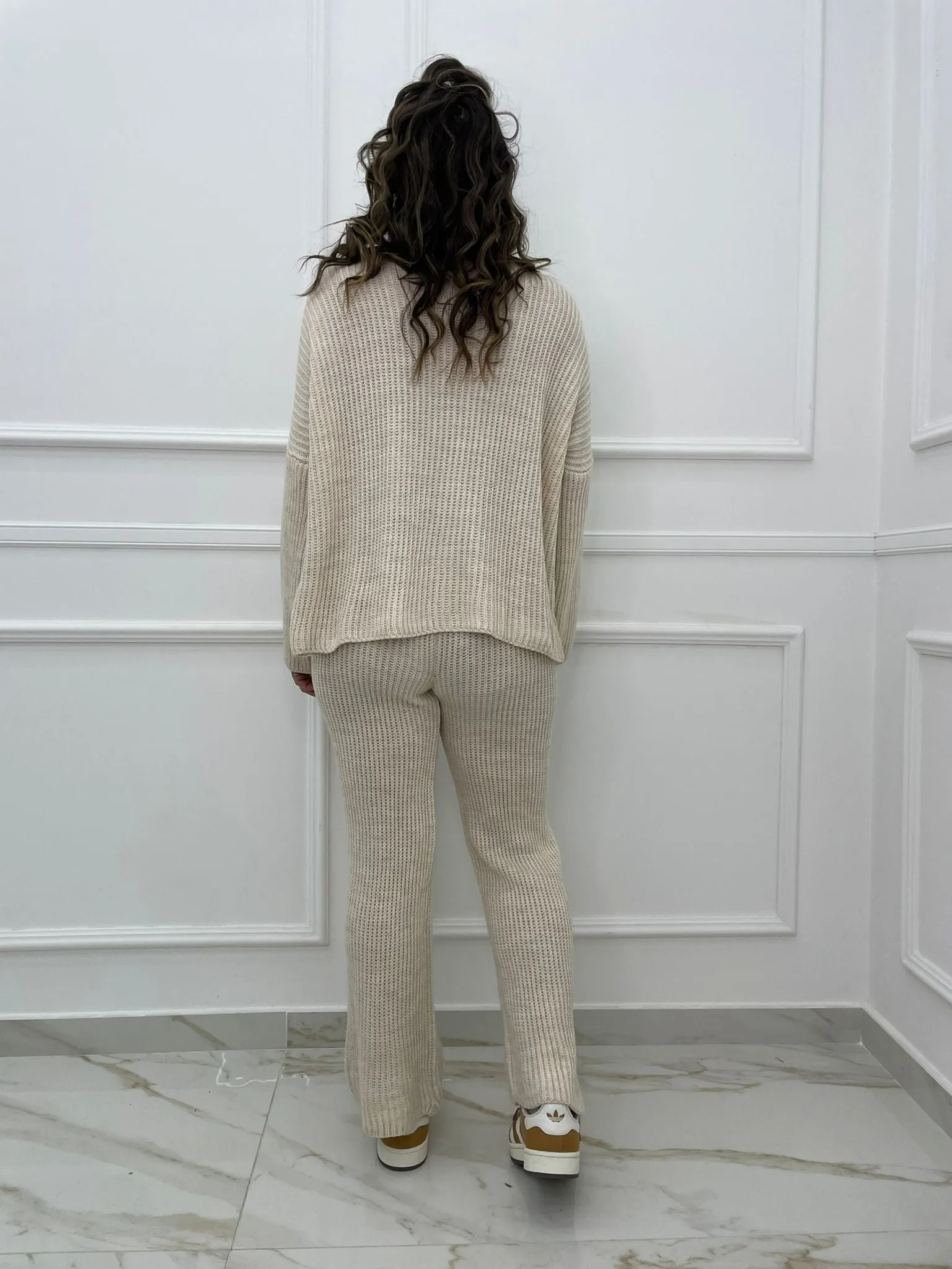 Coordinato in simil lana con maglia over e pantalone a zampa