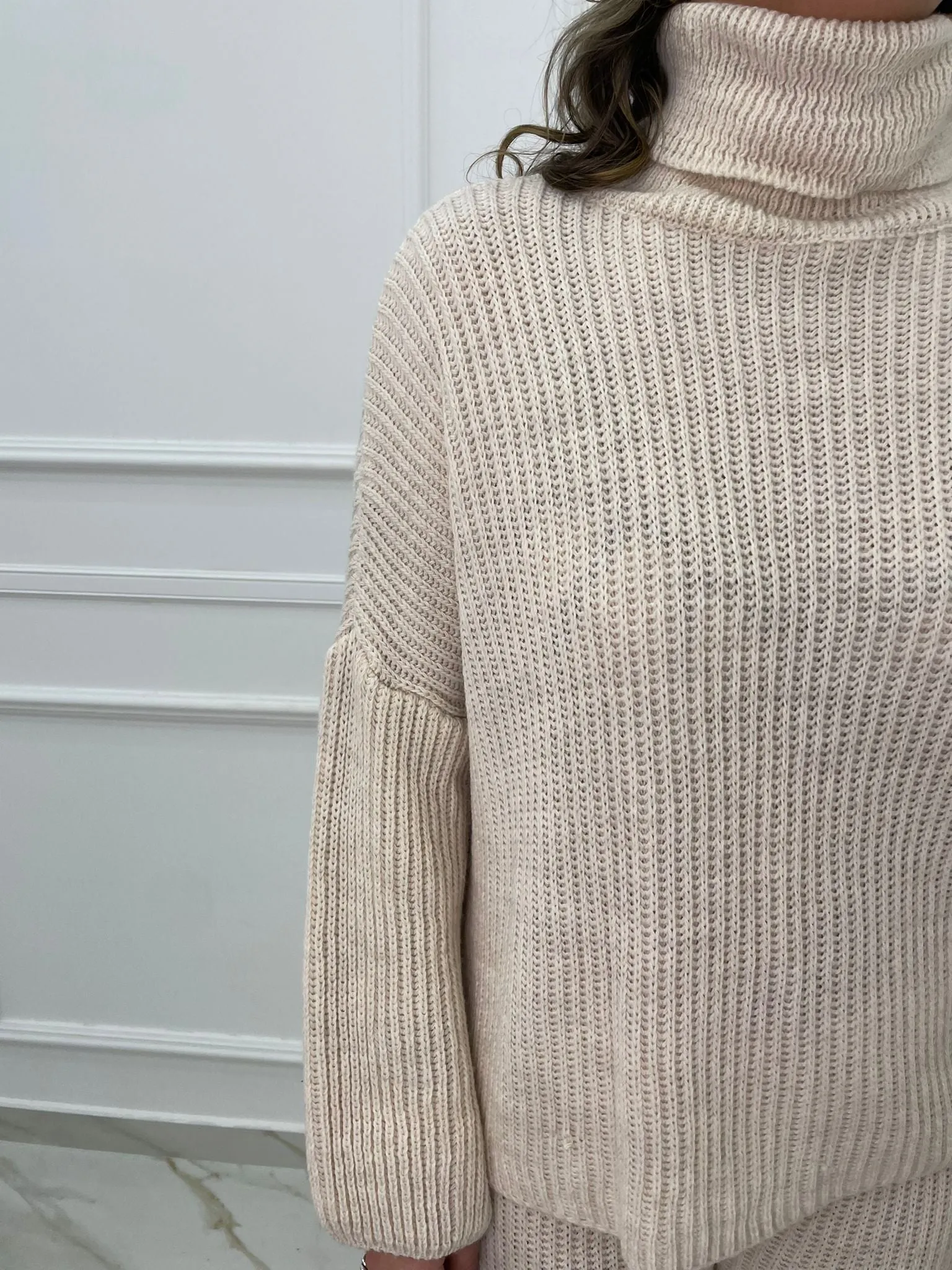 Coordinato in simil lana con maglia over e pantalone a zampa