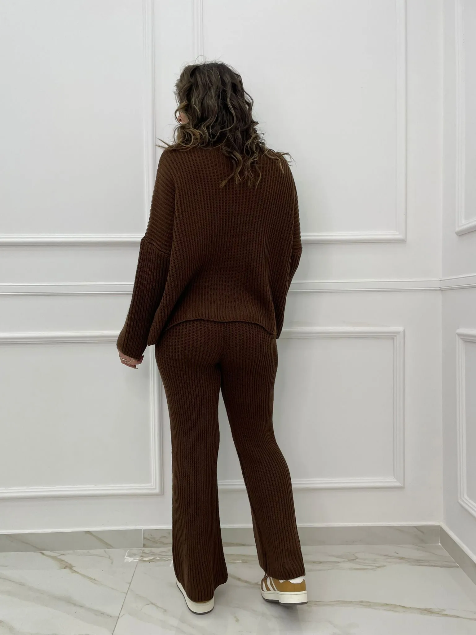 Coordinato in simil lana con maglia over e pantalone a zampa