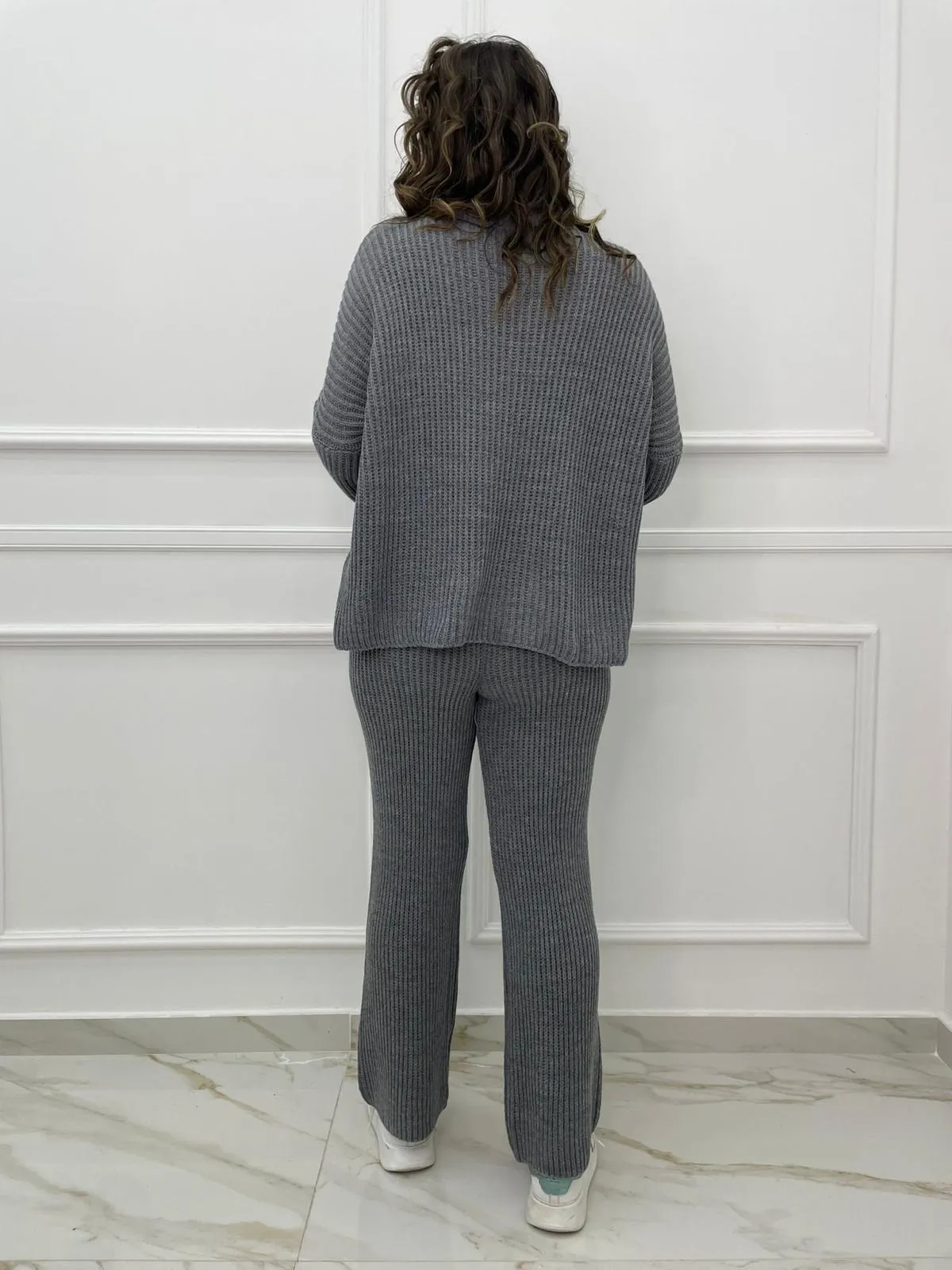 Coordinato in simil lana con maglia over e pantalone a zampa