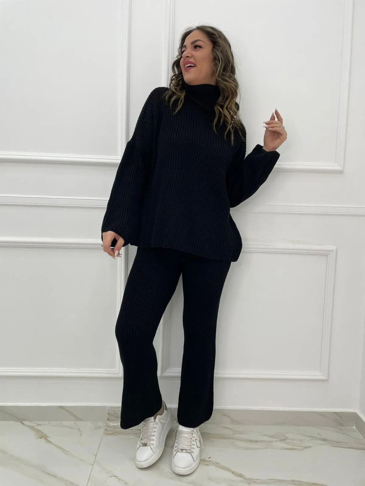 Coordinato in simil lana con maglia over e pantalone a zampa