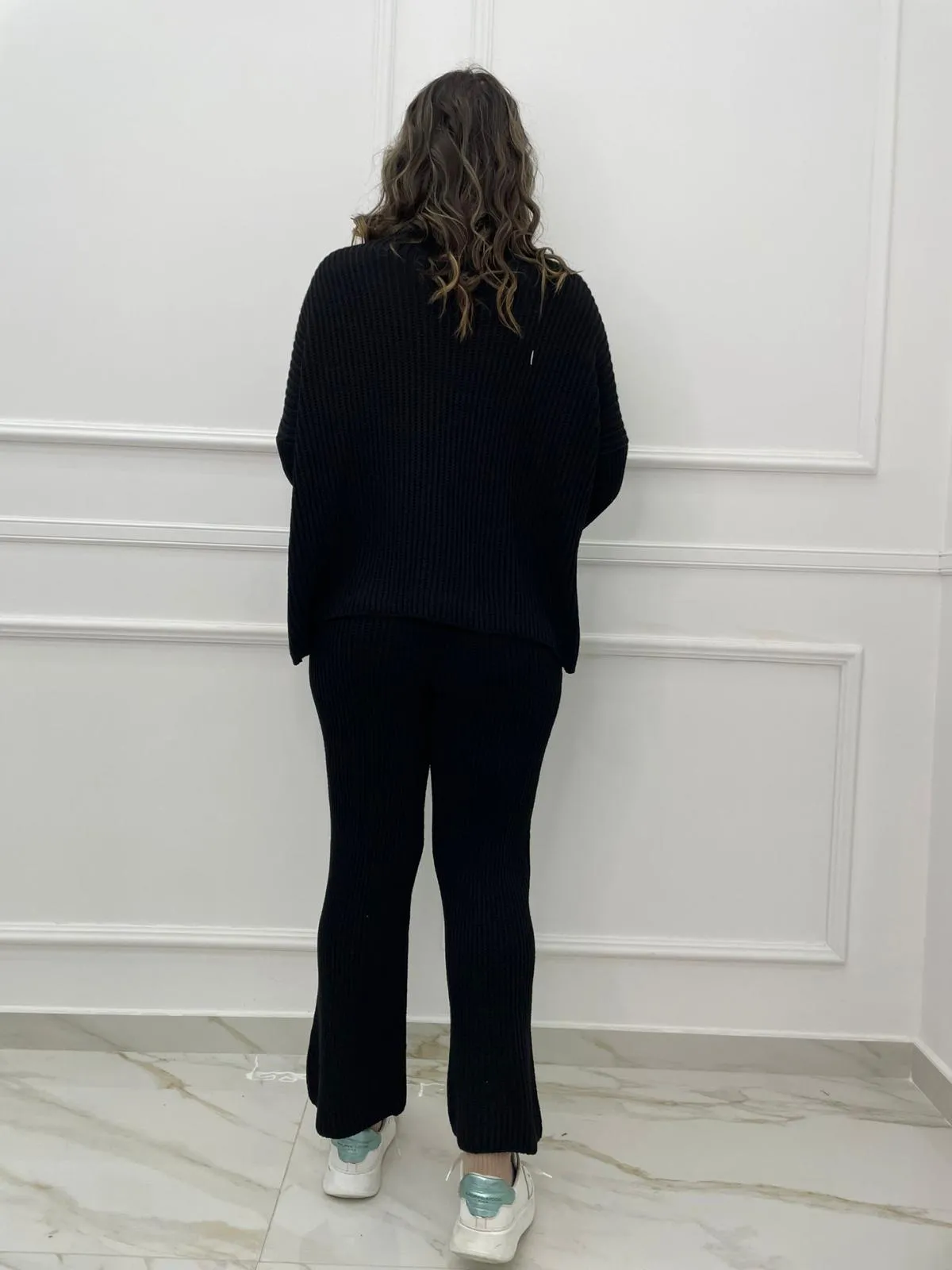Coordinato in simil lana con maglia over e pantalone a zampa