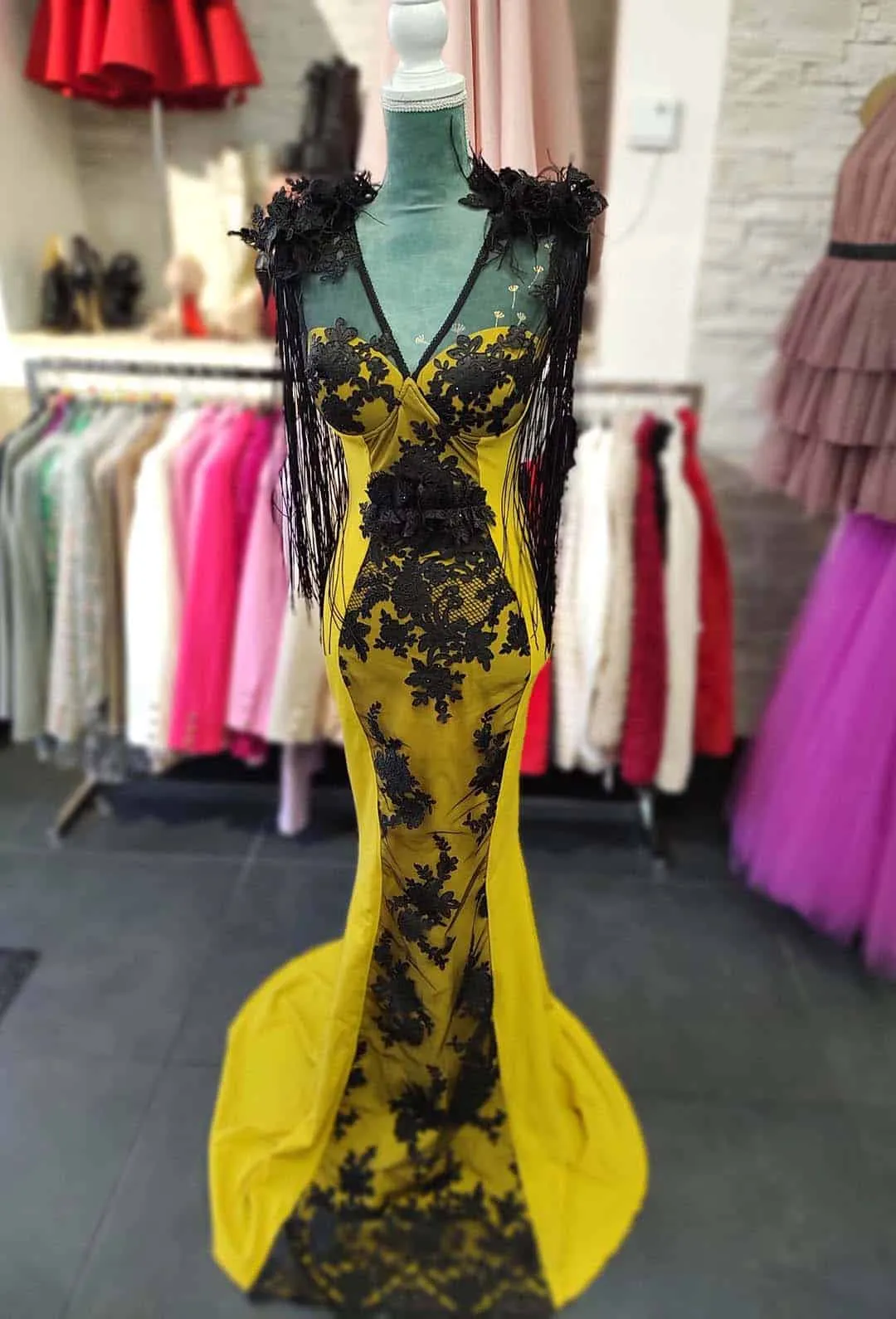 Elegante abito a sirena con ricami e strass