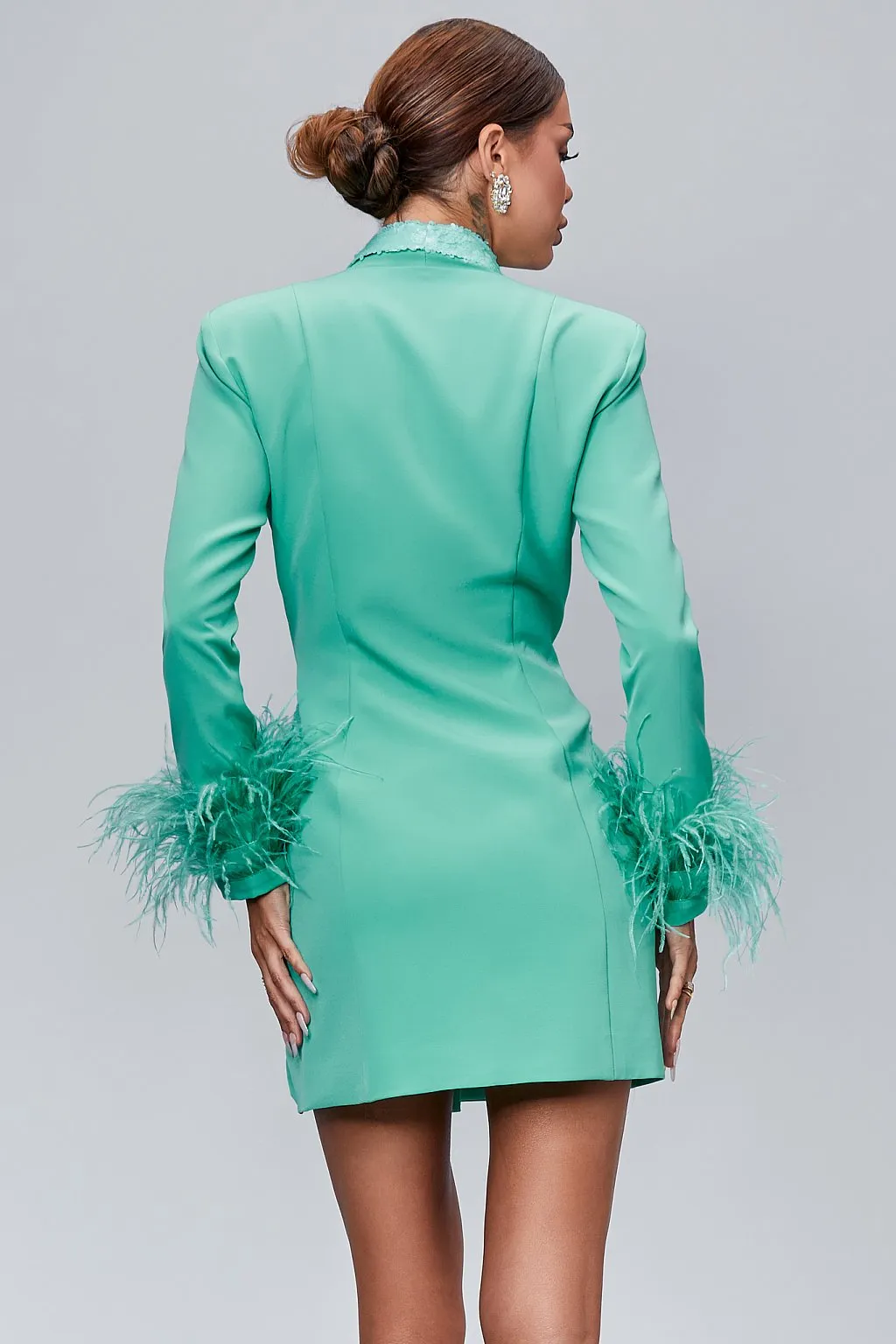 Elegante abito blazer con paillettes e piume