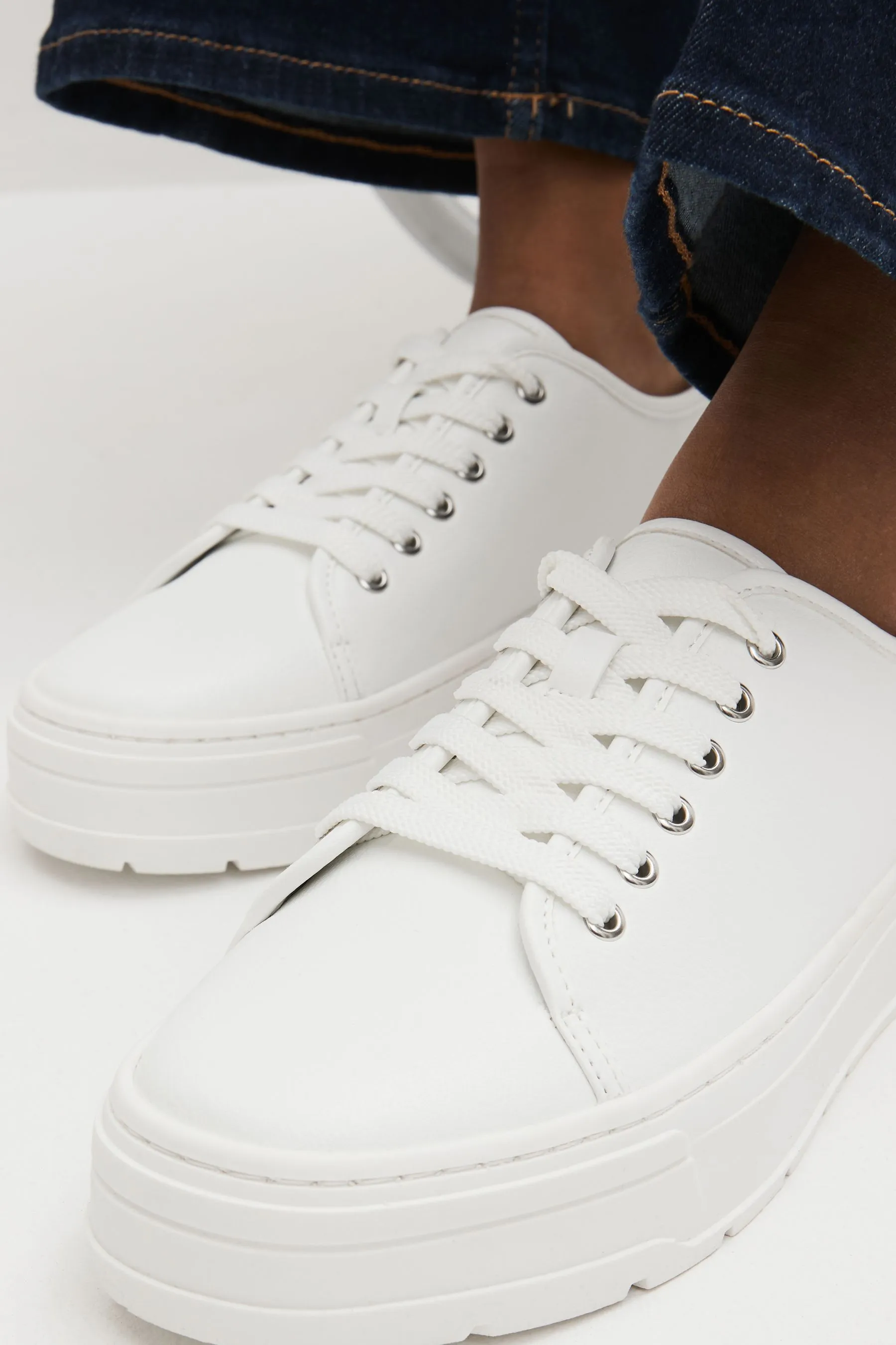 Forever Comfort® Scarpe da ginnastica grosse con suola con tacchetti in vernice    