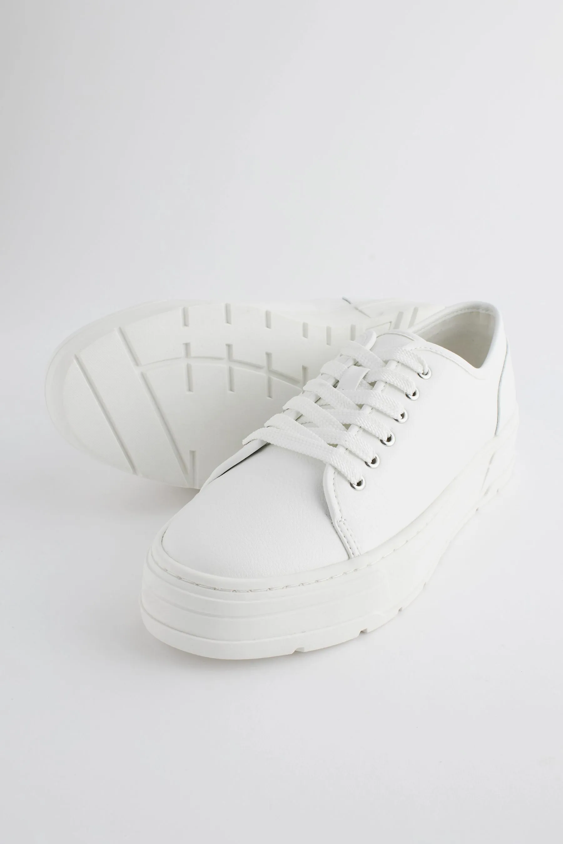Forever Comfort® Scarpe da ginnastica grosse con suola con tacchetti in vernice    