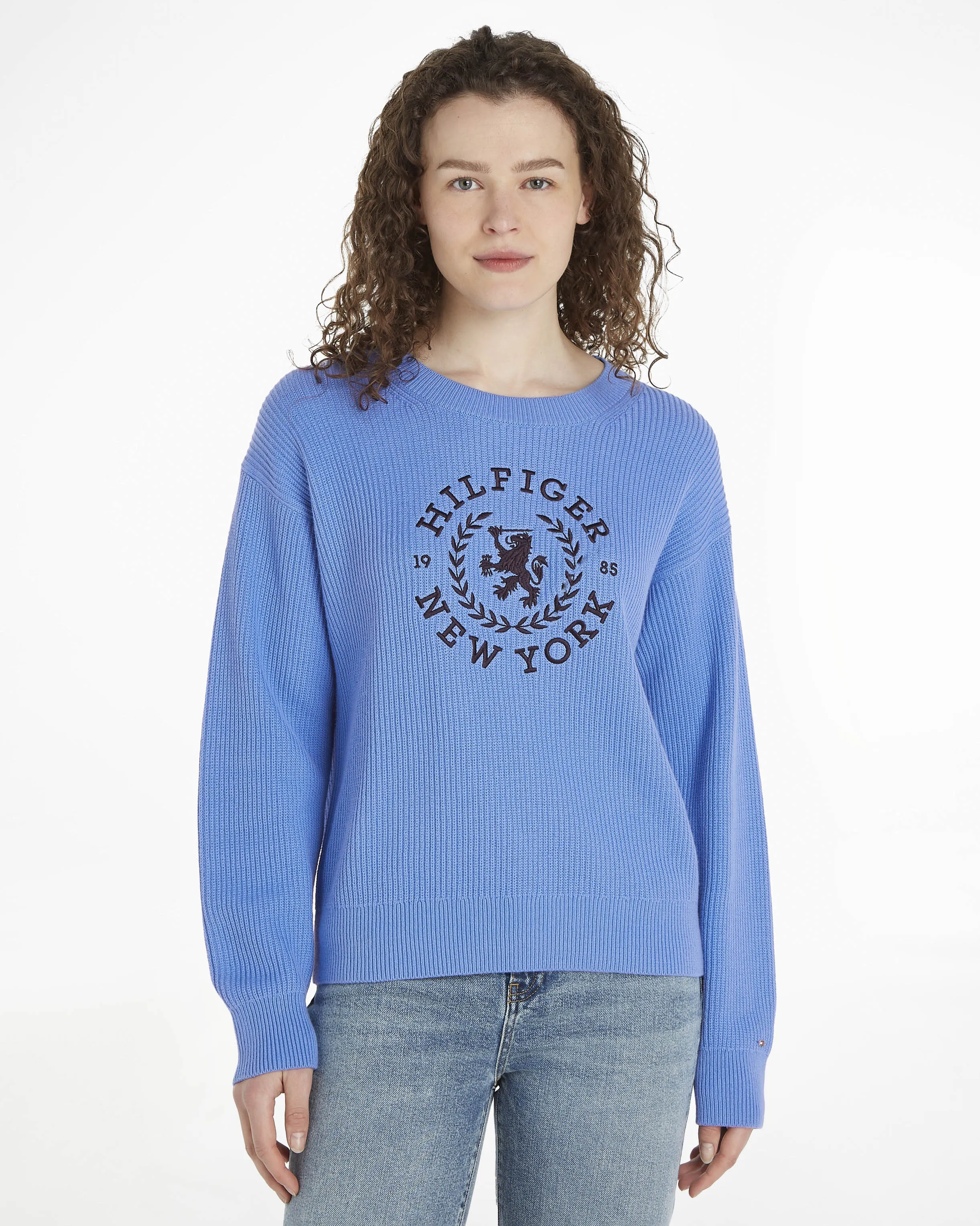 Maglia celeste in cotone organico lavorato a coste con maxi scritta e stemma logo blu sul davanti