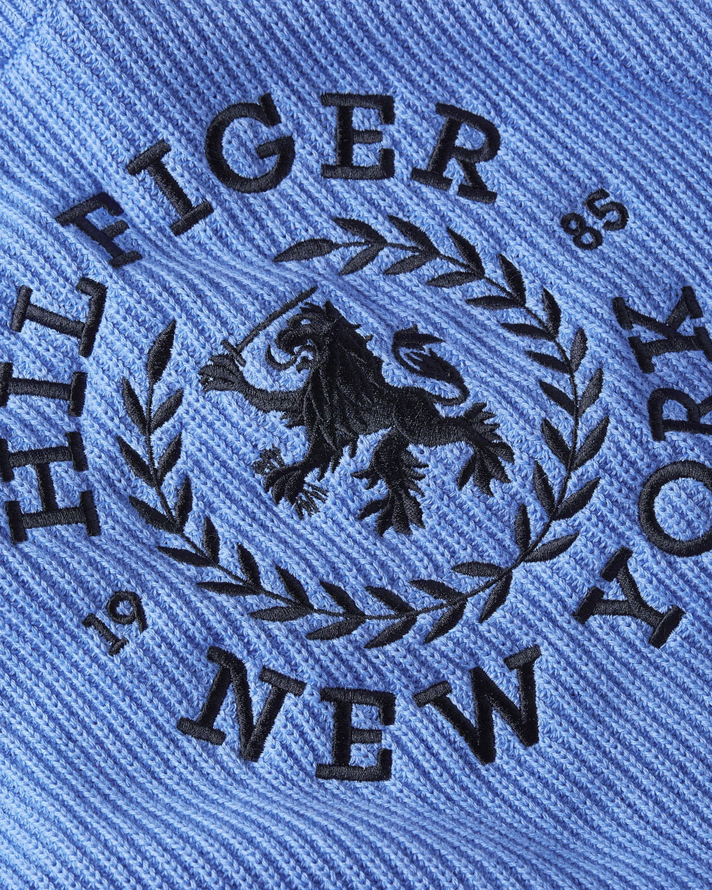 Maglia celeste in cotone organico lavorato a coste con maxi scritta e stemma logo blu sul davanti