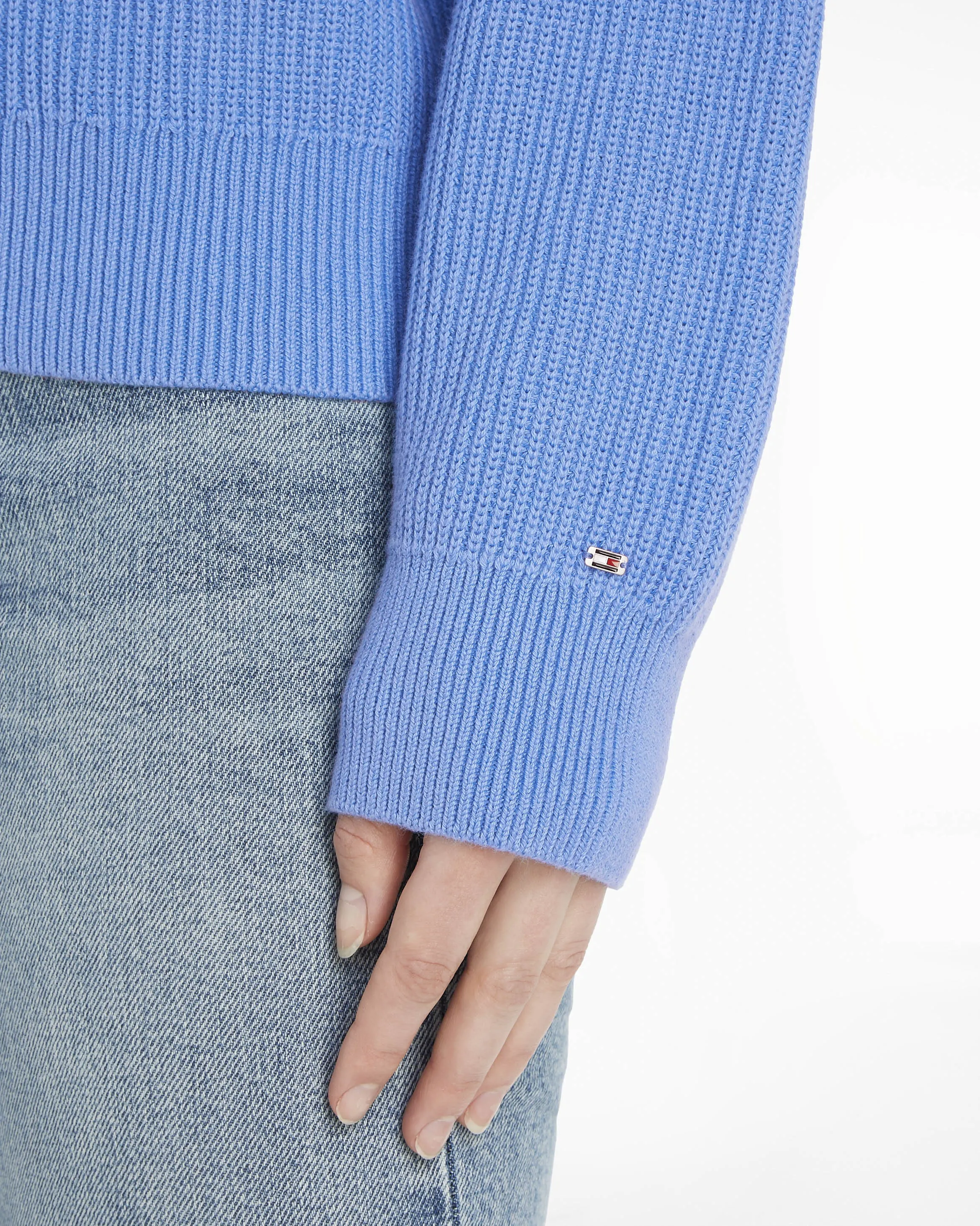Maglia celeste in cotone organico lavorato a coste con maxi scritta e stemma logo blu sul davanti