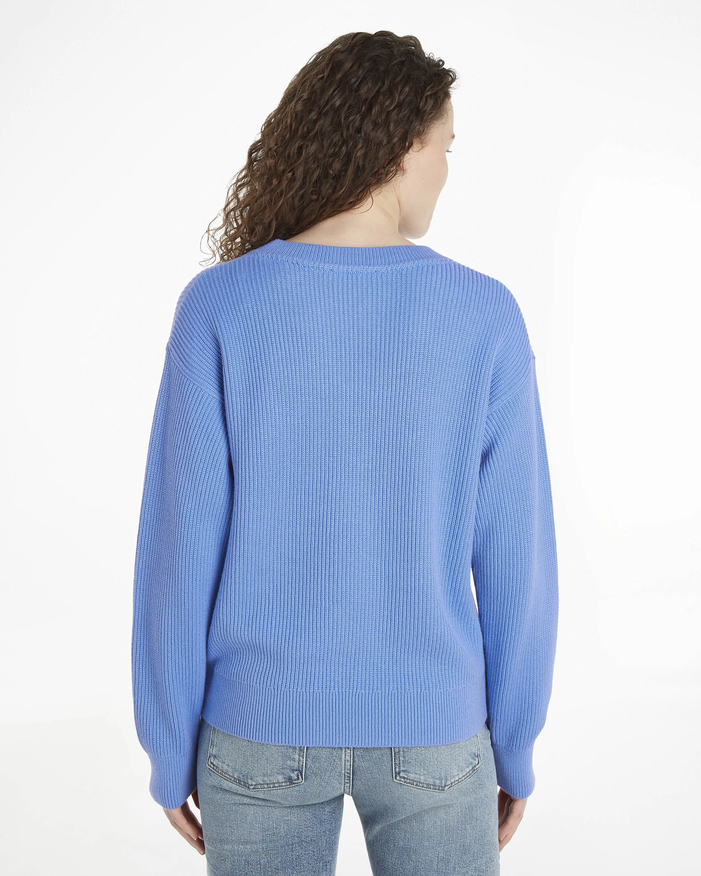 Maglia celeste in cotone organico lavorato a coste con maxi scritta e stemma logo blu sul davanti
