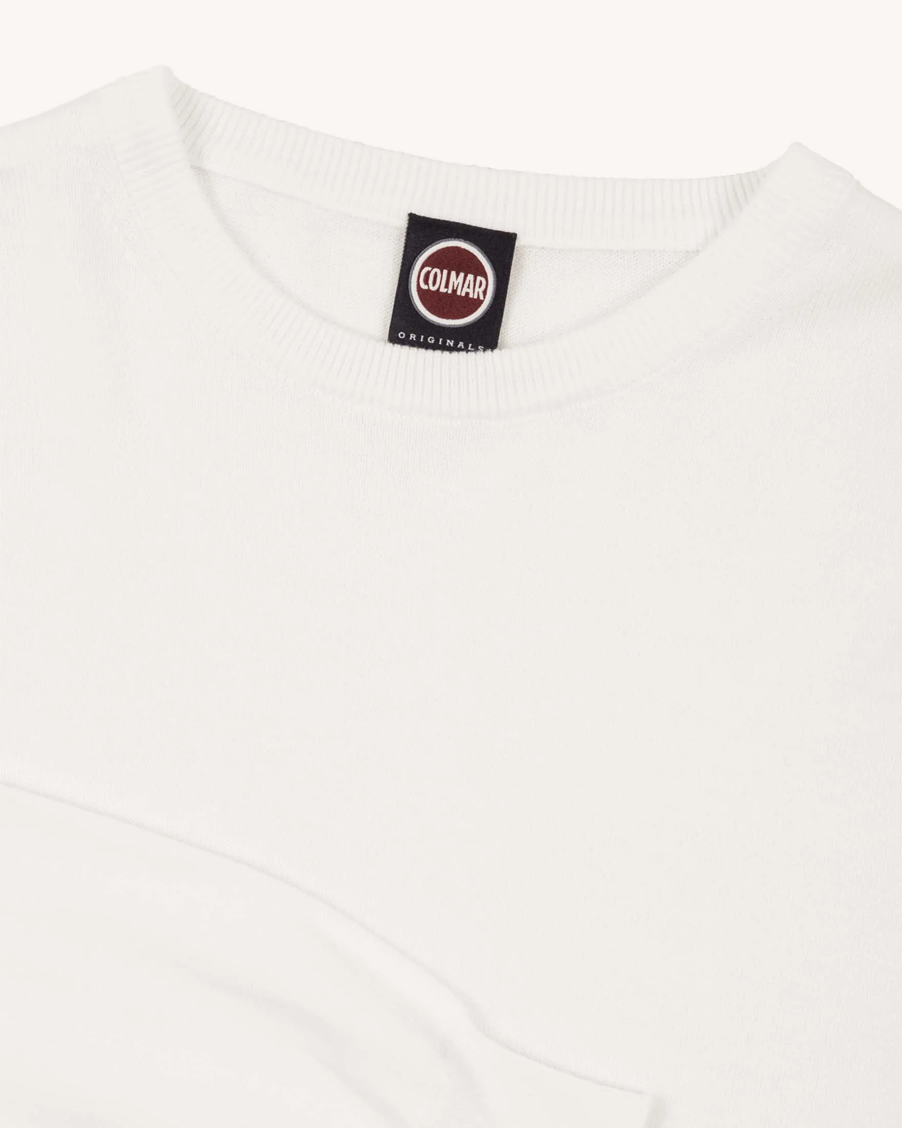 Maglia girocollo bianca in puro cotone con logo bollo sulla manica sinistra