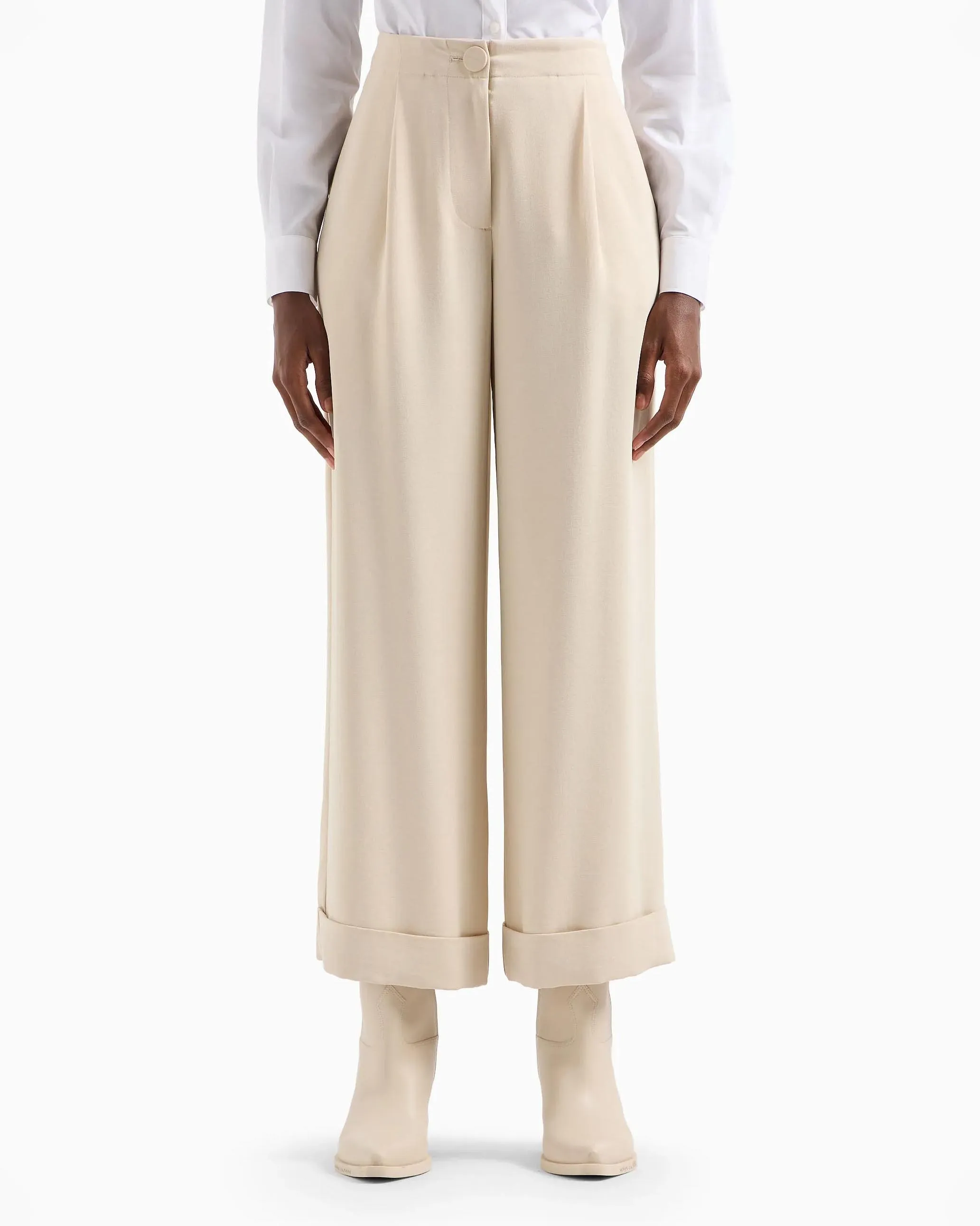 Pantaloni beige straight in crepe con pinces in vita e risvolti al fondo