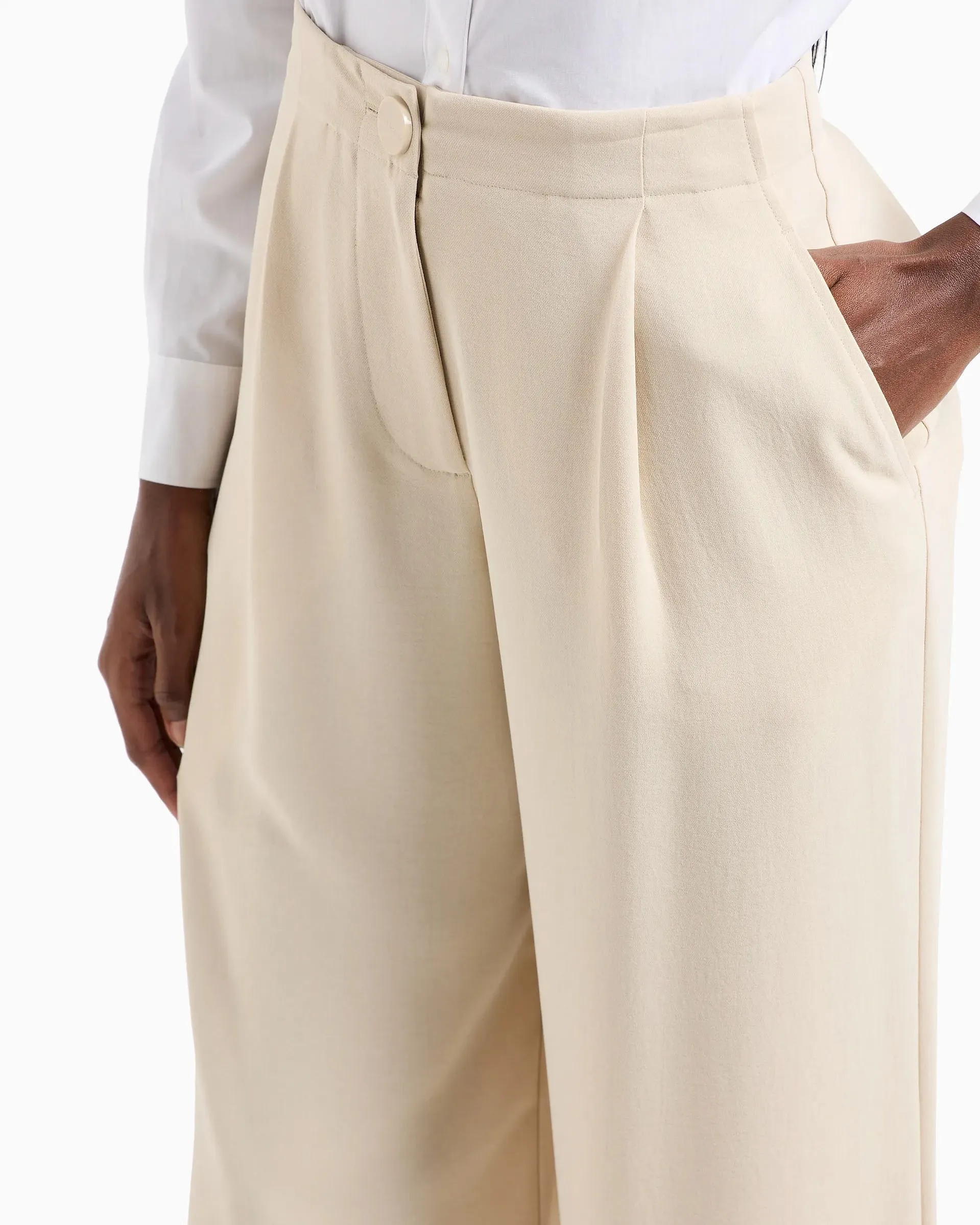 Pantaloni beige straight in crepe con pinces in vita e risvolti al fondo