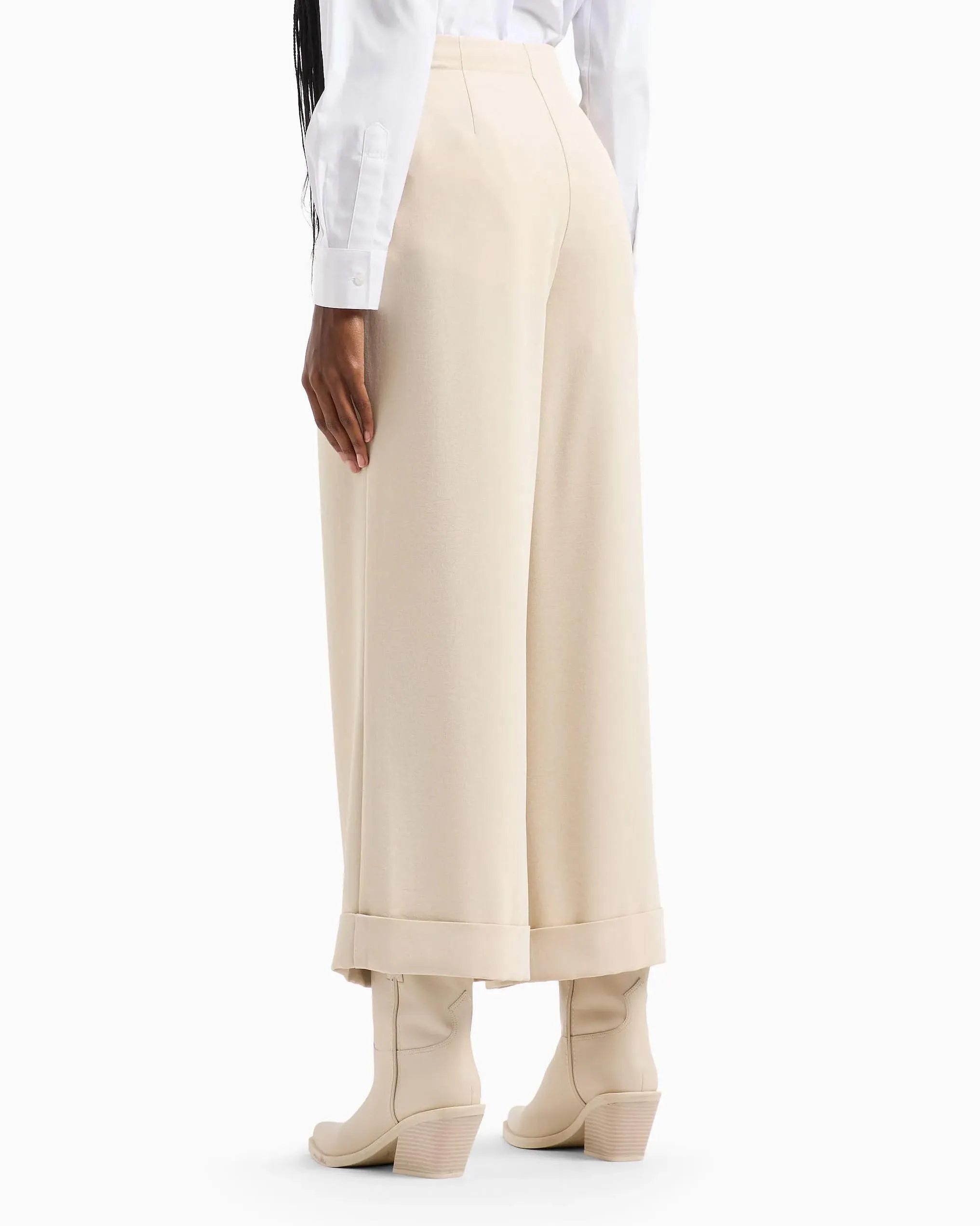 Pantaloni beige straight in crepe con pinces in vita e risvolti al fondo