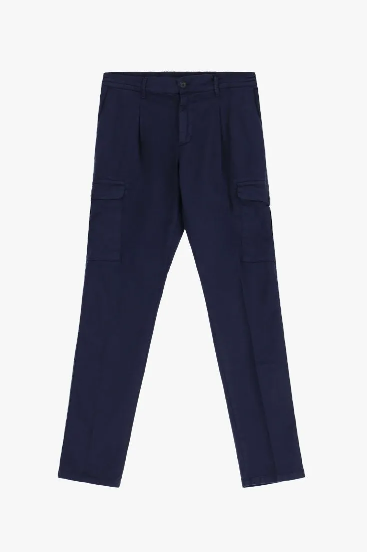 Pantaloni cargo con tasche laterali e piega stirata