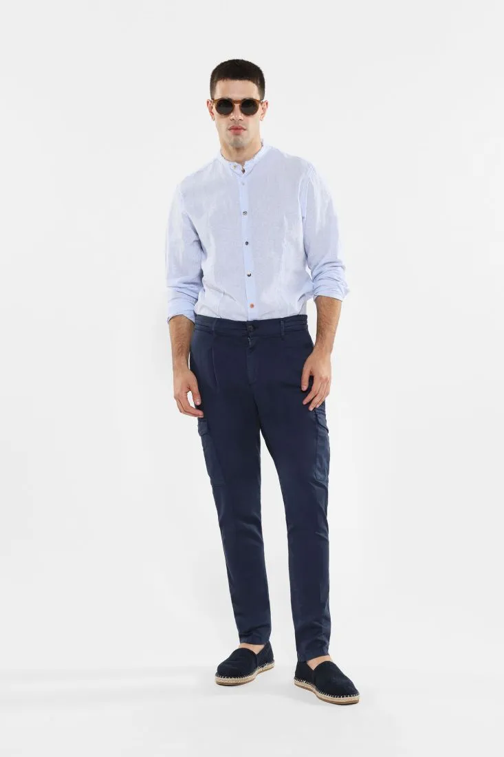Pantaloni cargo con tasche laterali e piega stirata