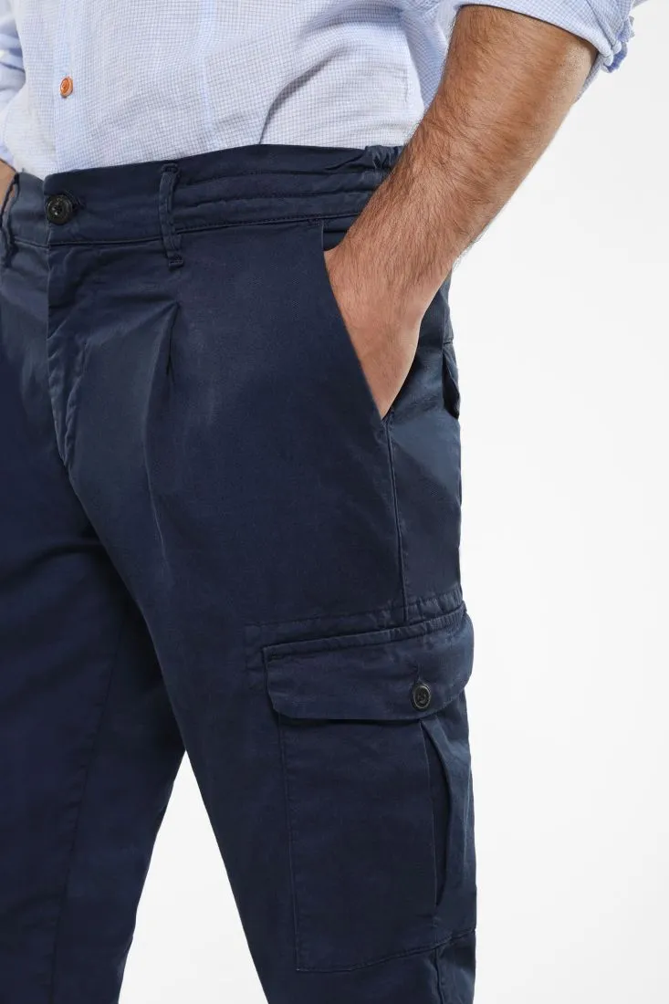 Pantaloni cargo con tasche laterali e piega stirata