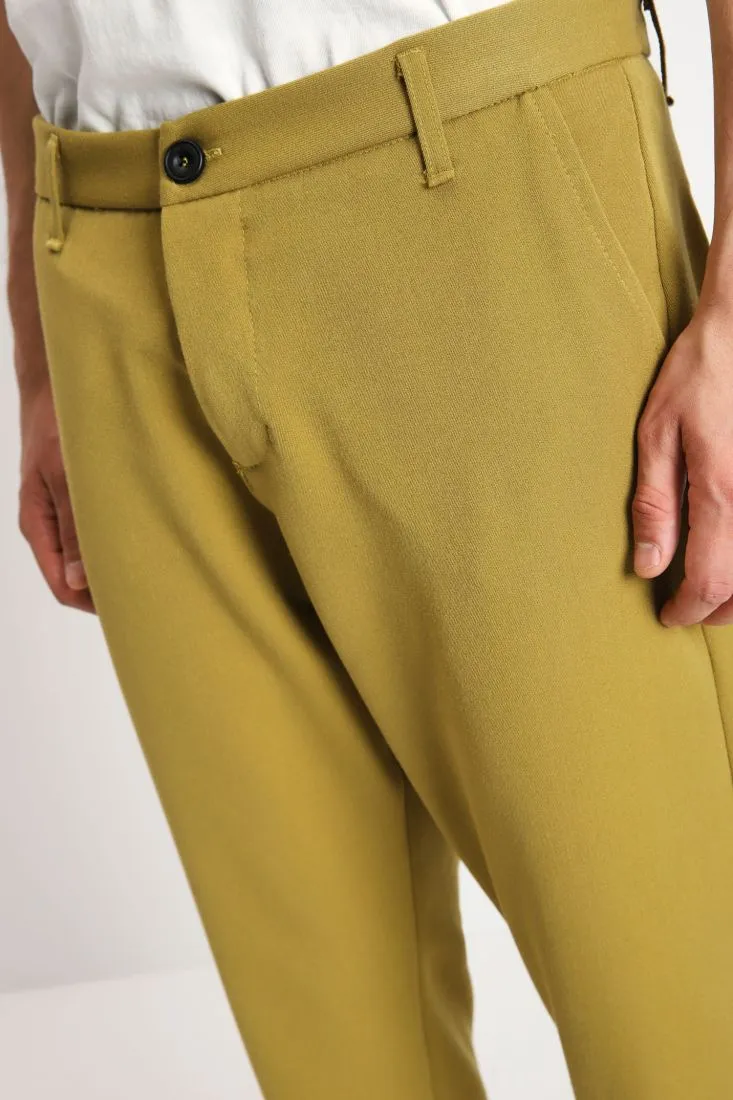 Pantaloni chino con orli risvoltati